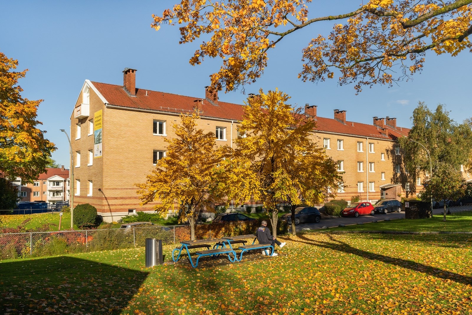 Utearealene i området er parkmessig opparbeidet med sittebenker og flotte grøntområder Galleribilde