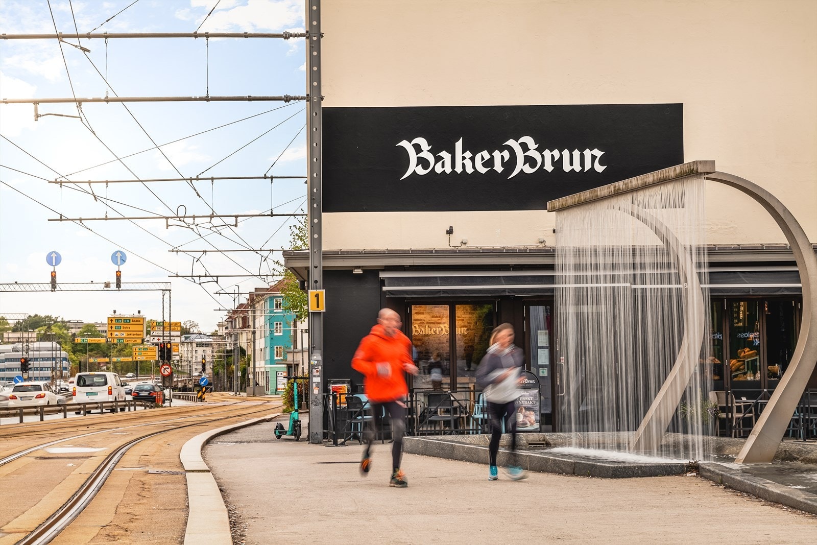 - Området har flere spisesteder, blant annet Baker Brun, hvor du kan nyte en varm og velsmakende kopp kaffe - Galleribilde