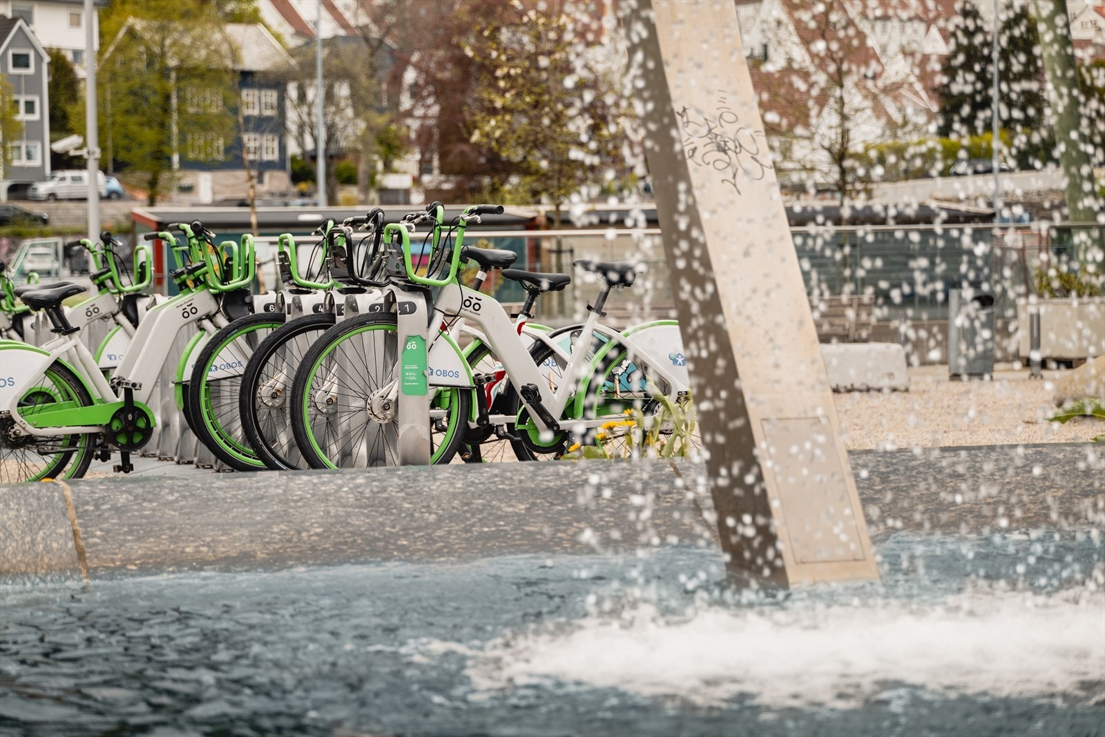 - Fra Danmarksplass kommer du deg enkelt til byen ved bybane, til fots eller bysyklene - Galleribilde