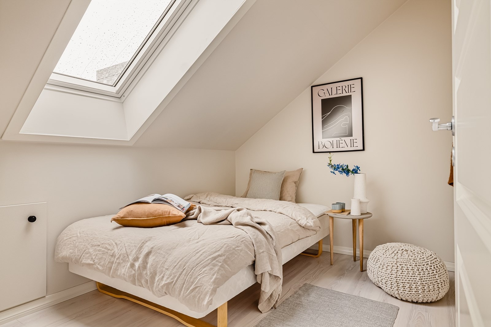 - Videre kommer vi til en bod som er innredet til et soverom - Galleribilde