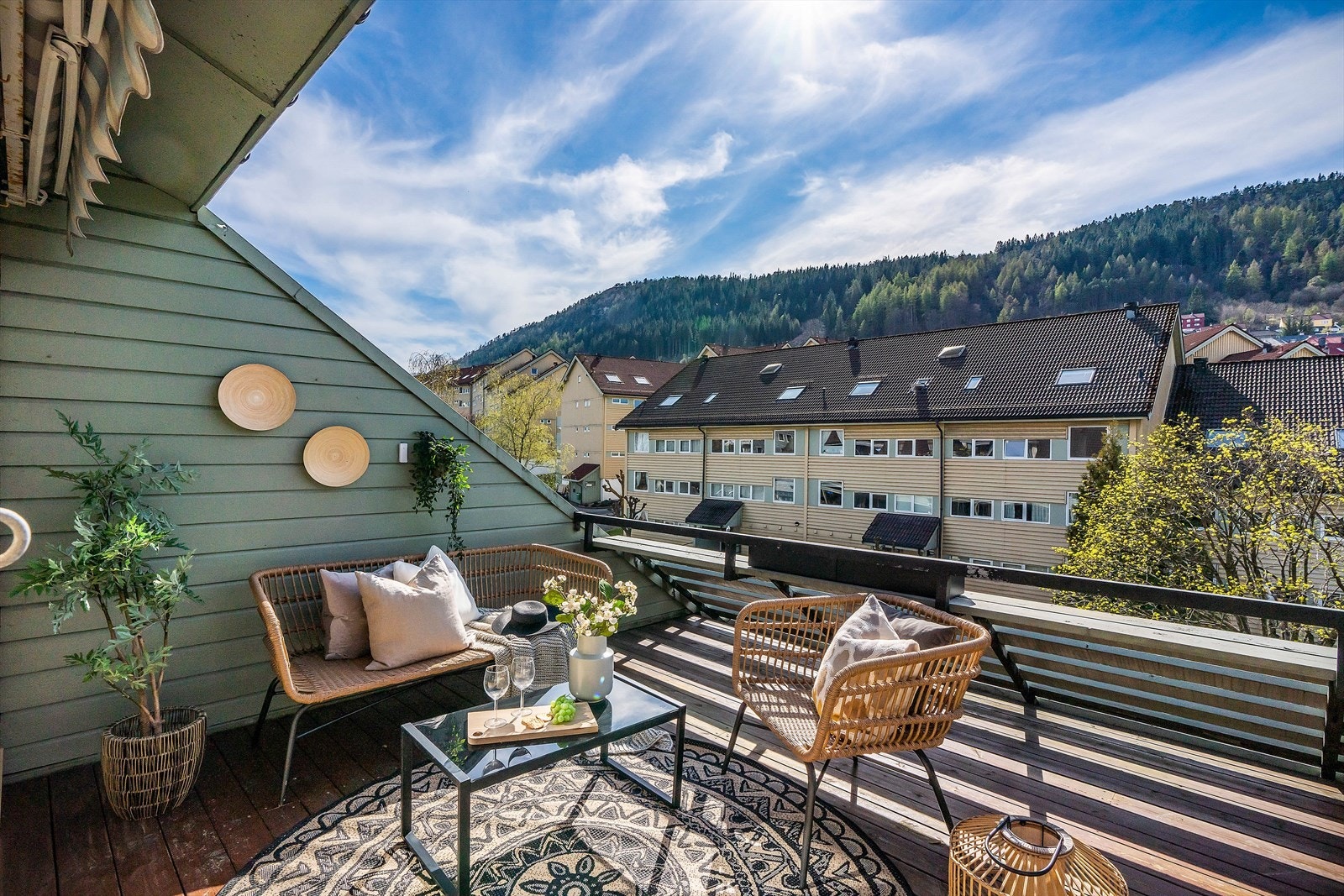 - Balkong for gjeldende andel er ikke fotografert grunnet pågående arbeid. Dette bildet er av tilsvarende balkong i samme lavblokk (kun for illustrasjon) - Galleribilde