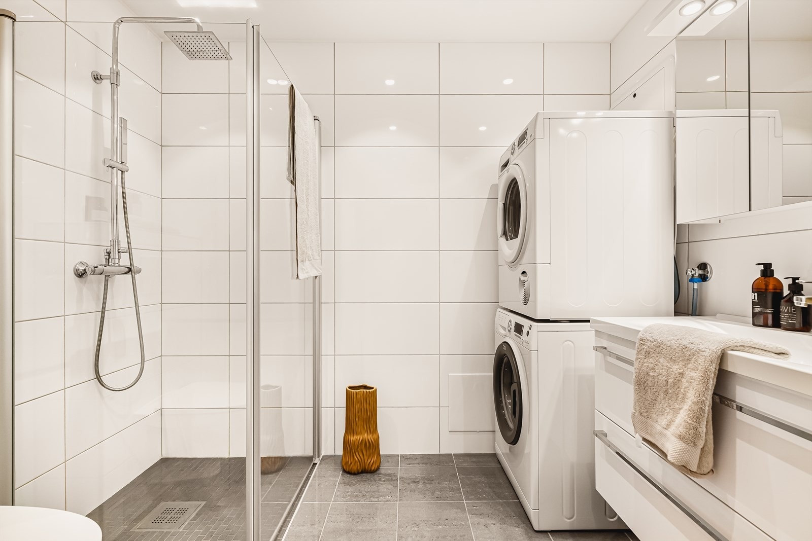 - Lyst og helfliset bad på 4,5 m² (2013) - Galleribilde