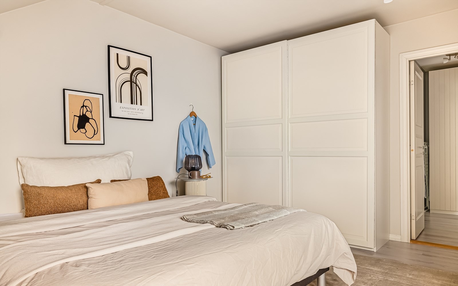 - Rommet har et romslig garderobeskap som gir god plass til klær og tilbehør - Galleribilde