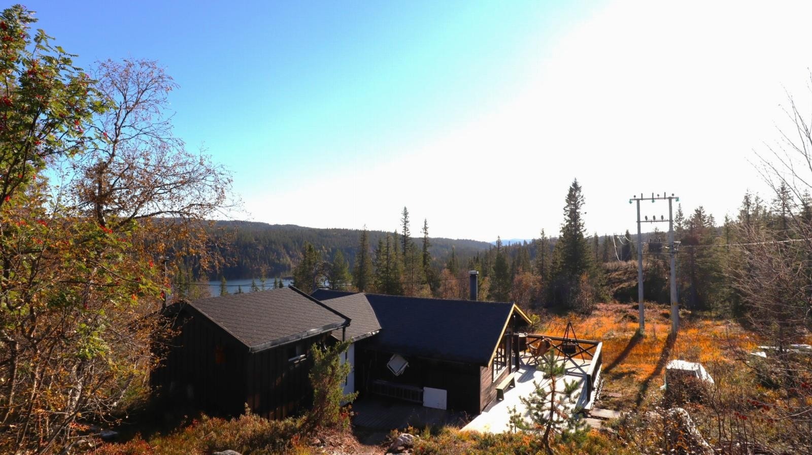 Hytta sett fra parkeringen Galleribilde