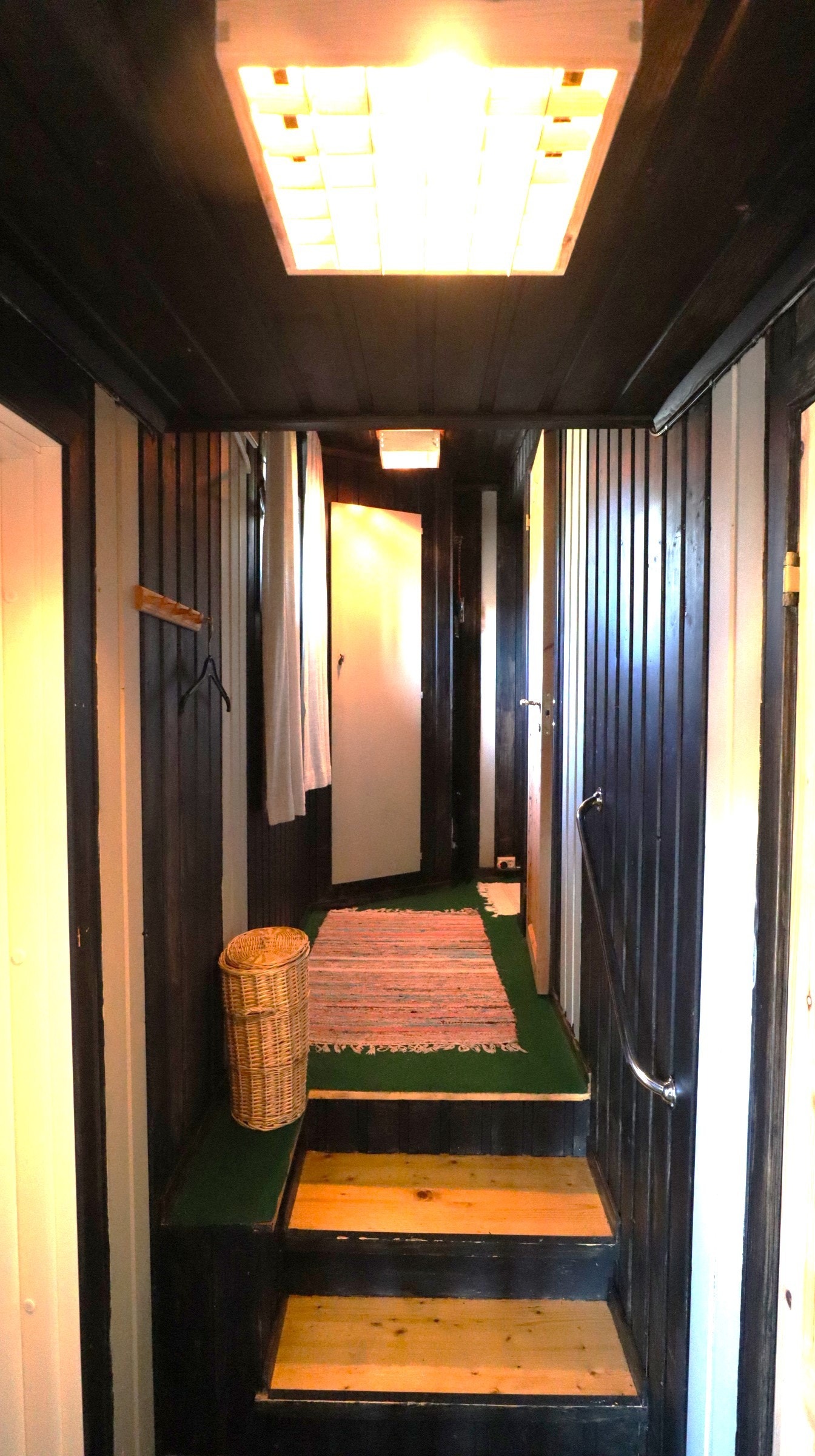 Gang og entre med adkomst til tørrtoalett og to soverom Galleribilde