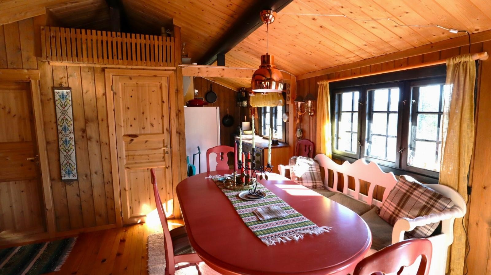 Spisestuegruppe og adkomst til kjøkkenkrok Galleribilde