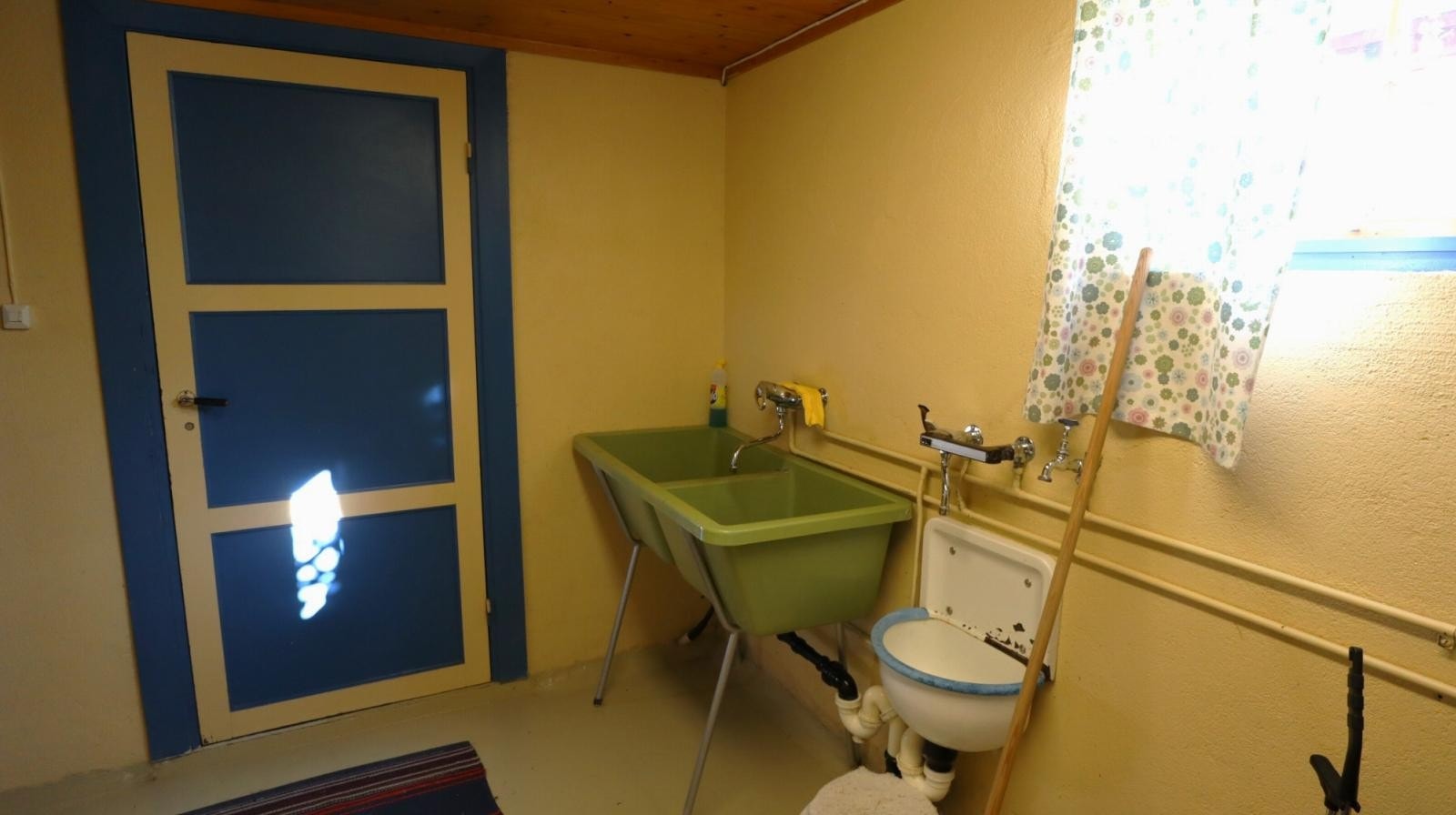 Fra sanitærbygg, tilgang til vann og toalett og dusj Galleribilde