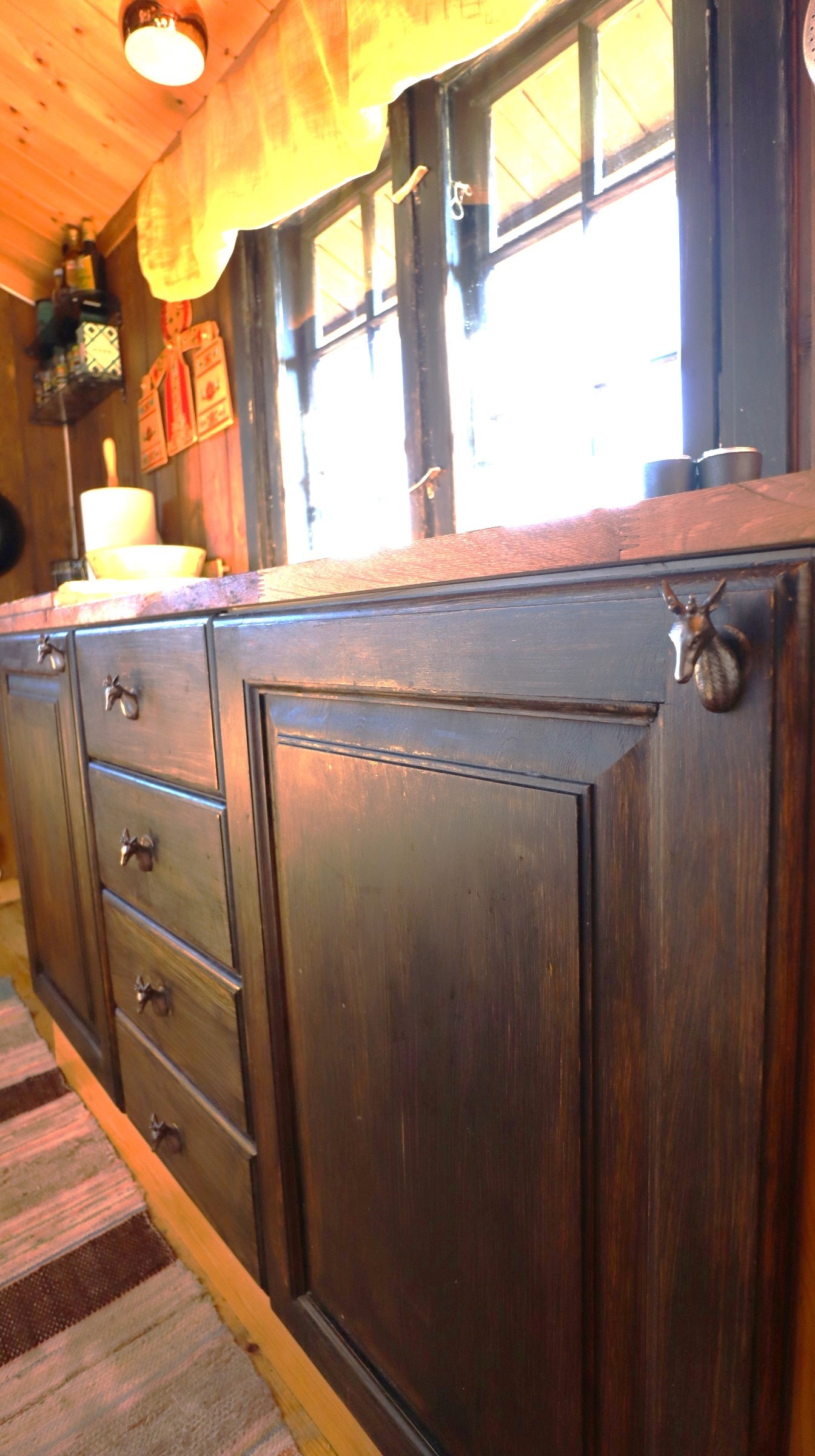 Legg merke til de stilige knottene på kjøkkenet Galleribilde