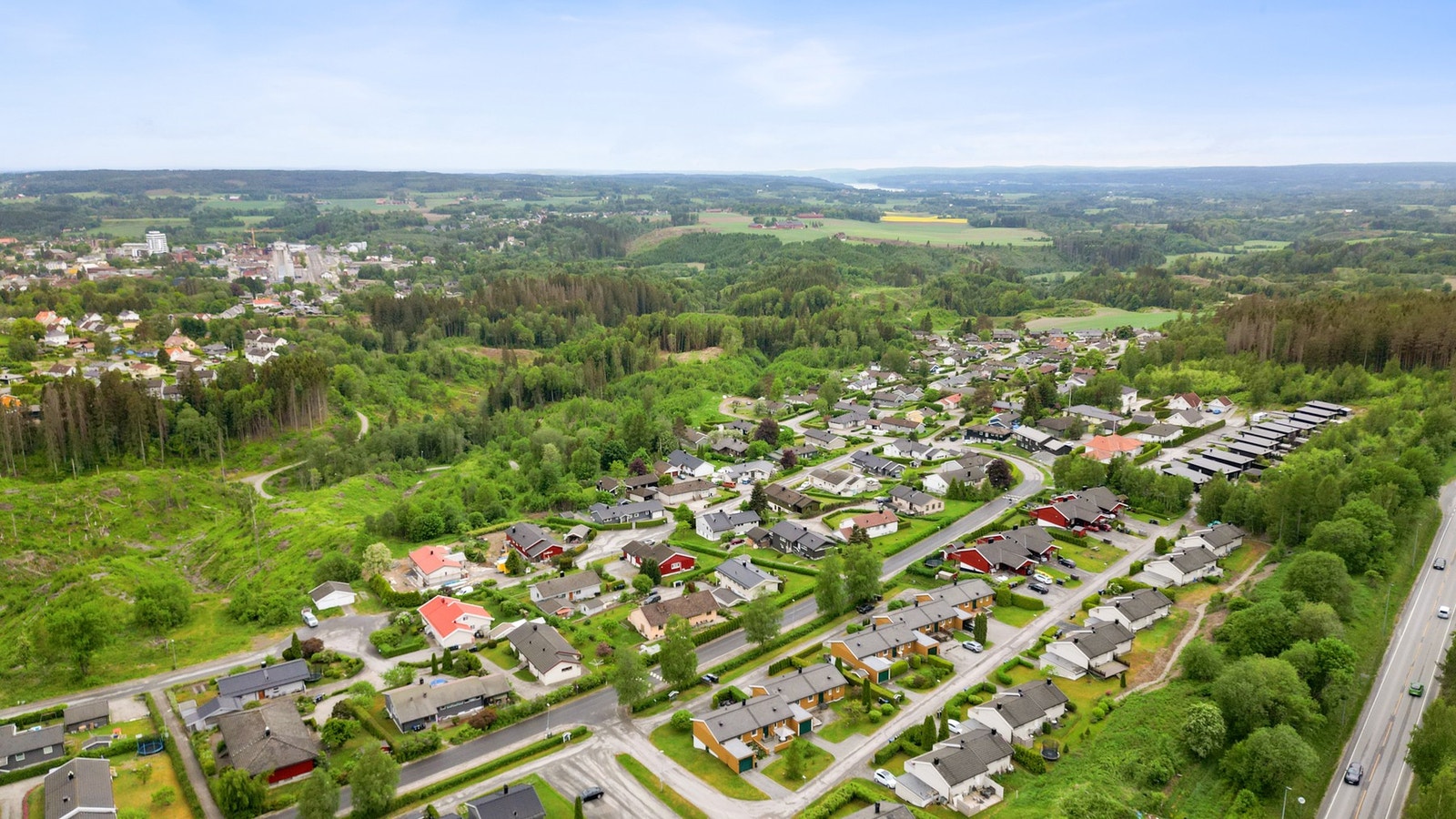 Leiligheten ligger fint beliggende i etablert boligområde på Østereng. Galleribilde