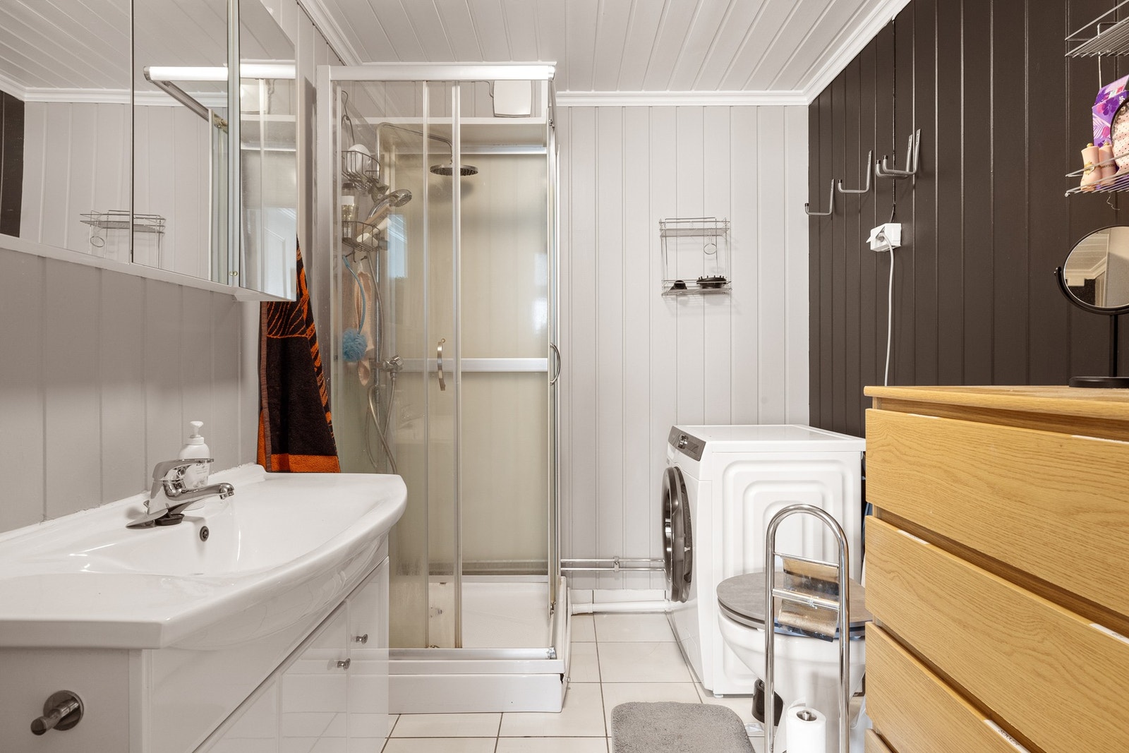 Bad med opplegg for vaskemaskin. Galleribilde