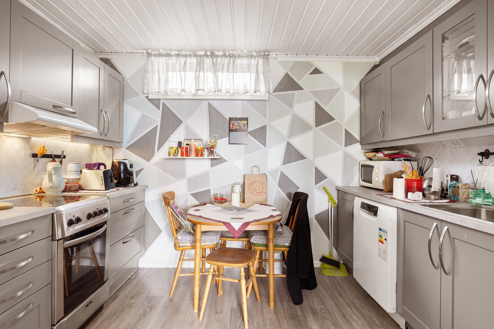 Kjøkken med profilerte malte fronter Galleribilde