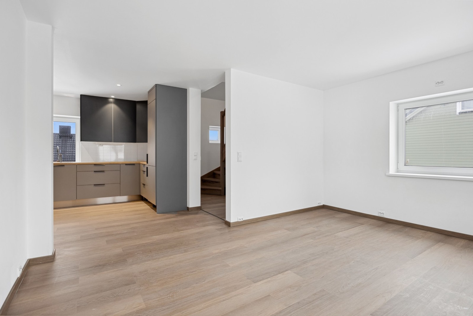 Stue og kjøkken ligger i delvis åpen løsning Galleribilde