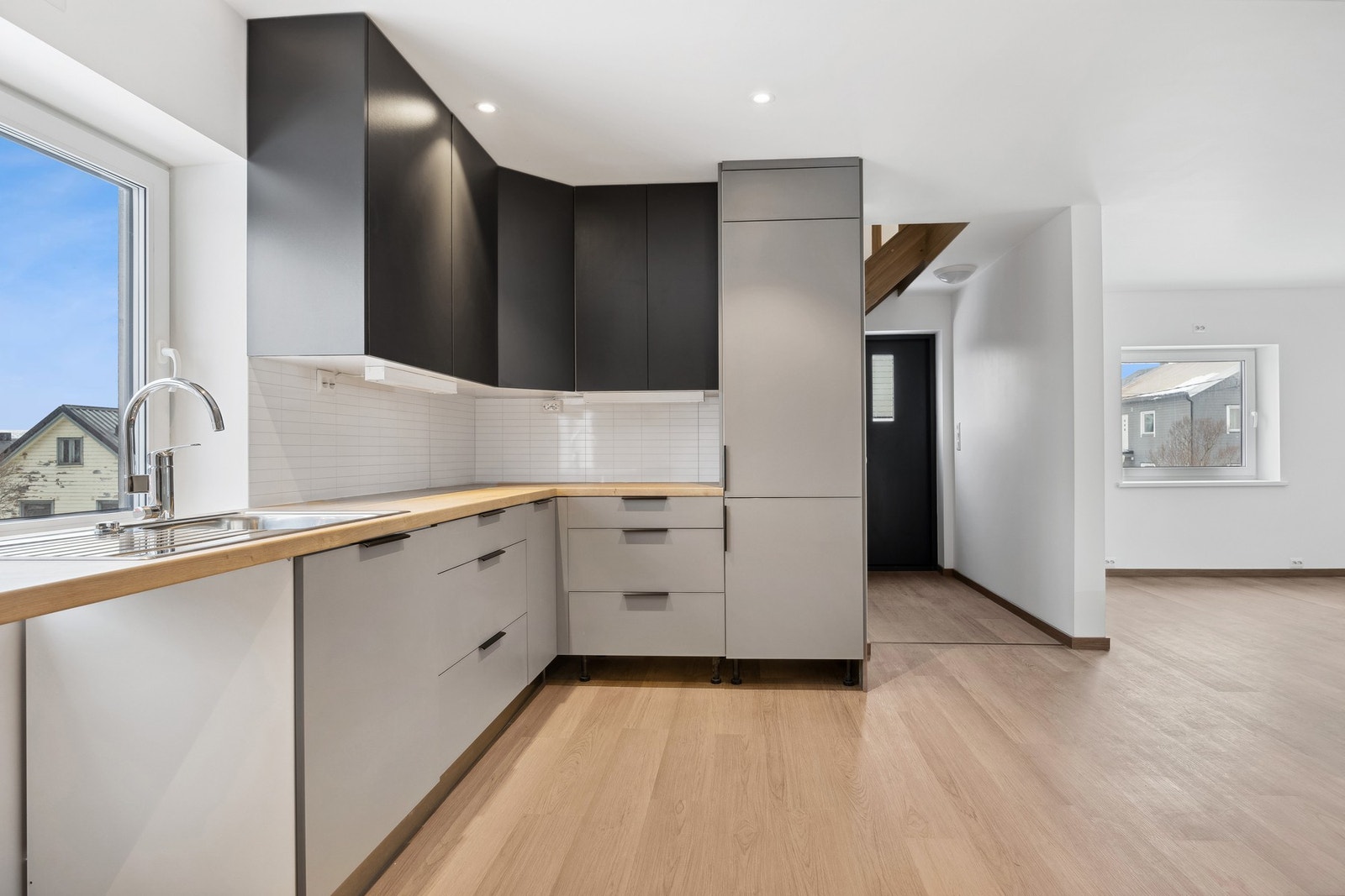 Kjøkkenet har et moderne og tidløst uttrykk og ligger i åpen løsning mot stuen. Foto: EFKT Galleribilde