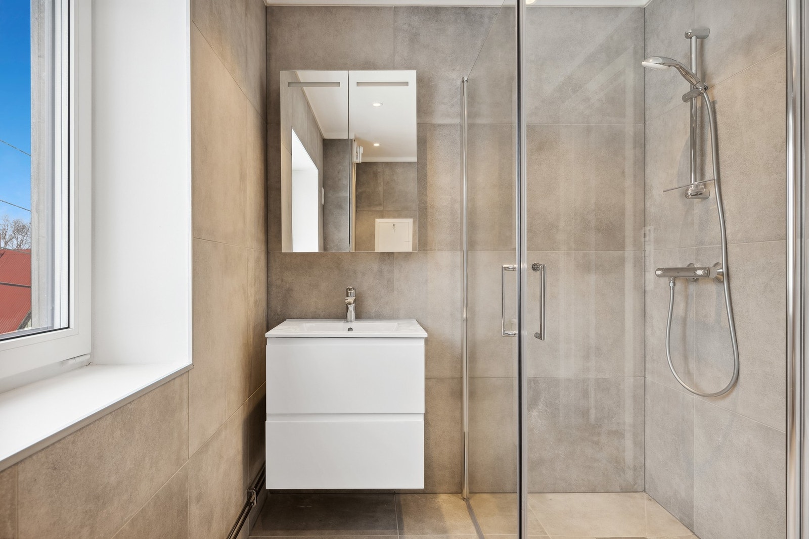 På badet er det dusjhjørne med innfeldbare dører Galleribilde