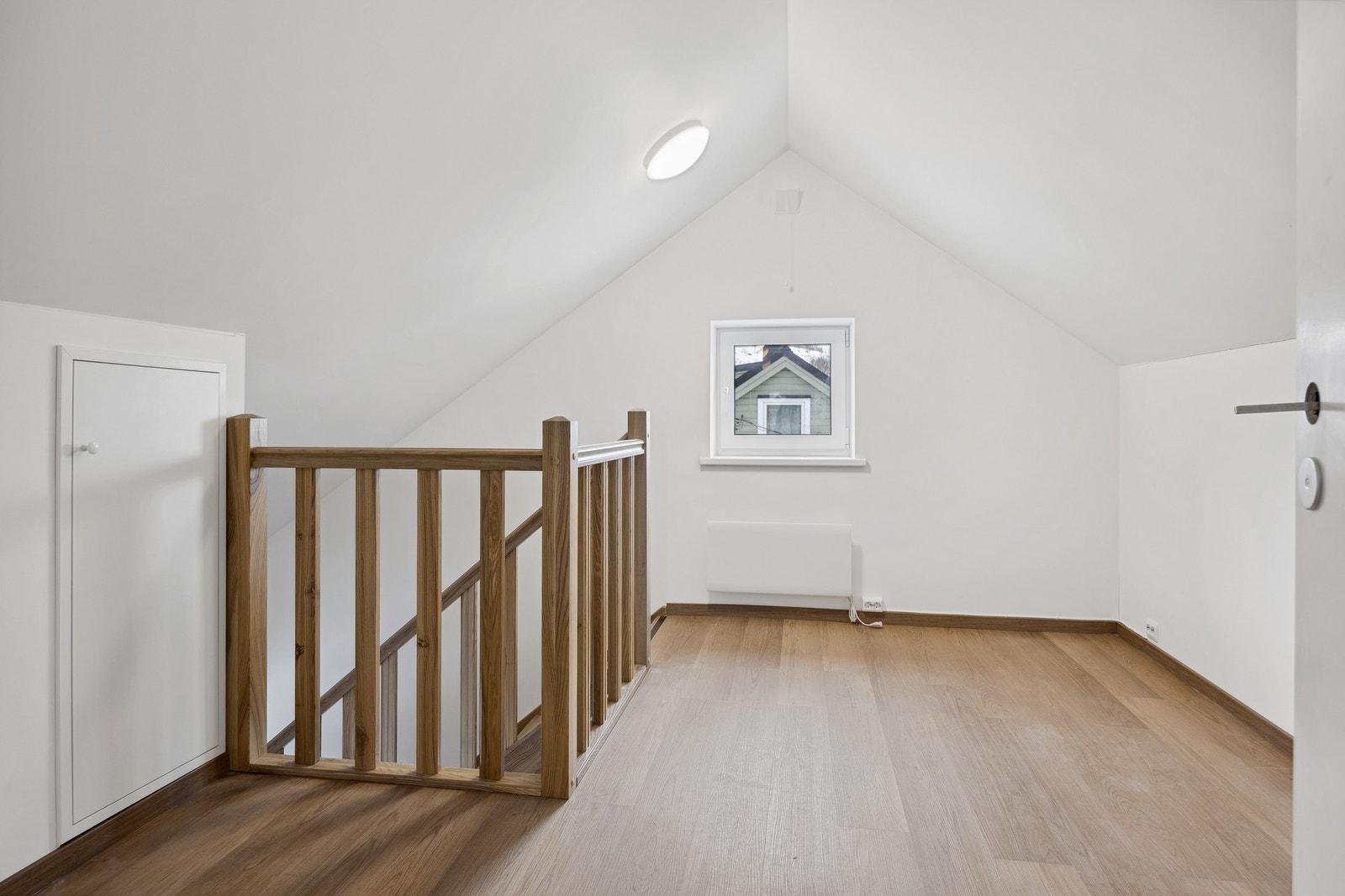 På loftet er det plass for å lage til et kontor eller en lite loftstue Galleribilde