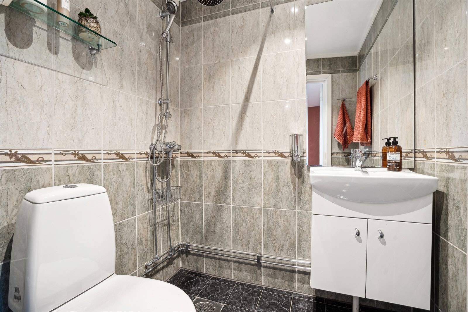 Baderom oppusset i 2013 med downlights i himling og elektrisk gulvvarme. Videre er badet innredet med klosett, servant med innredning og dusjhjørne. Det er naturlig avtrekk. Galleribilde