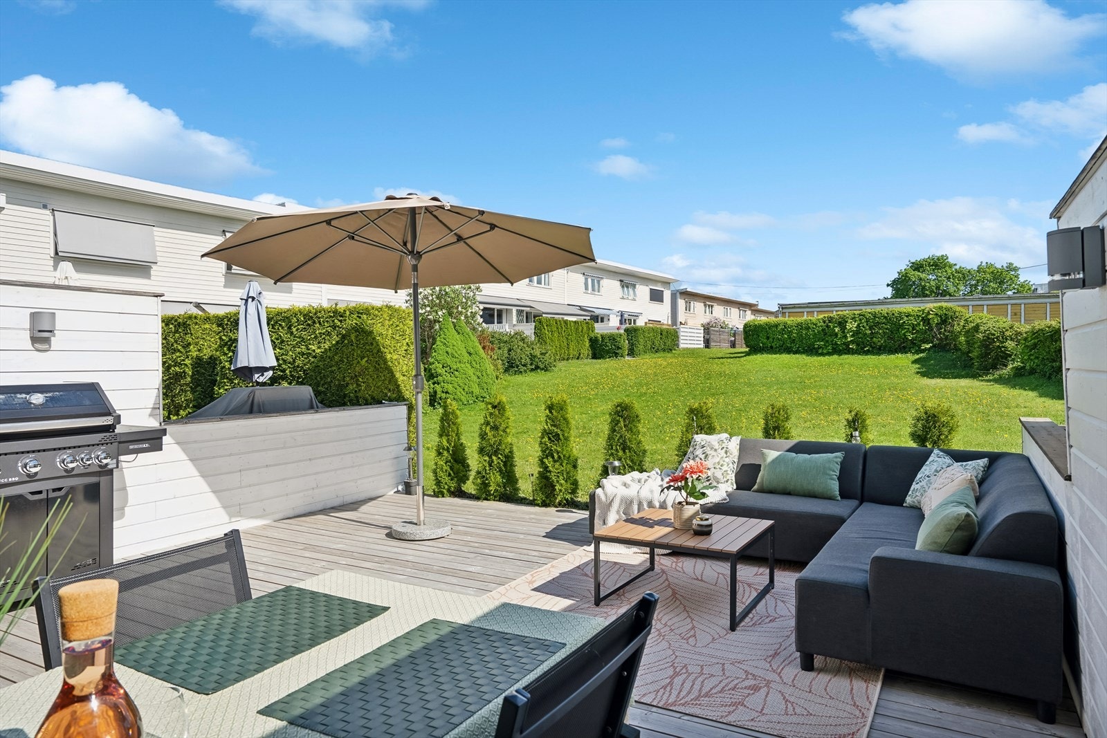 Utendørs har boligen en flott terrasse og tilgang til stor felleshage. Galleribilde