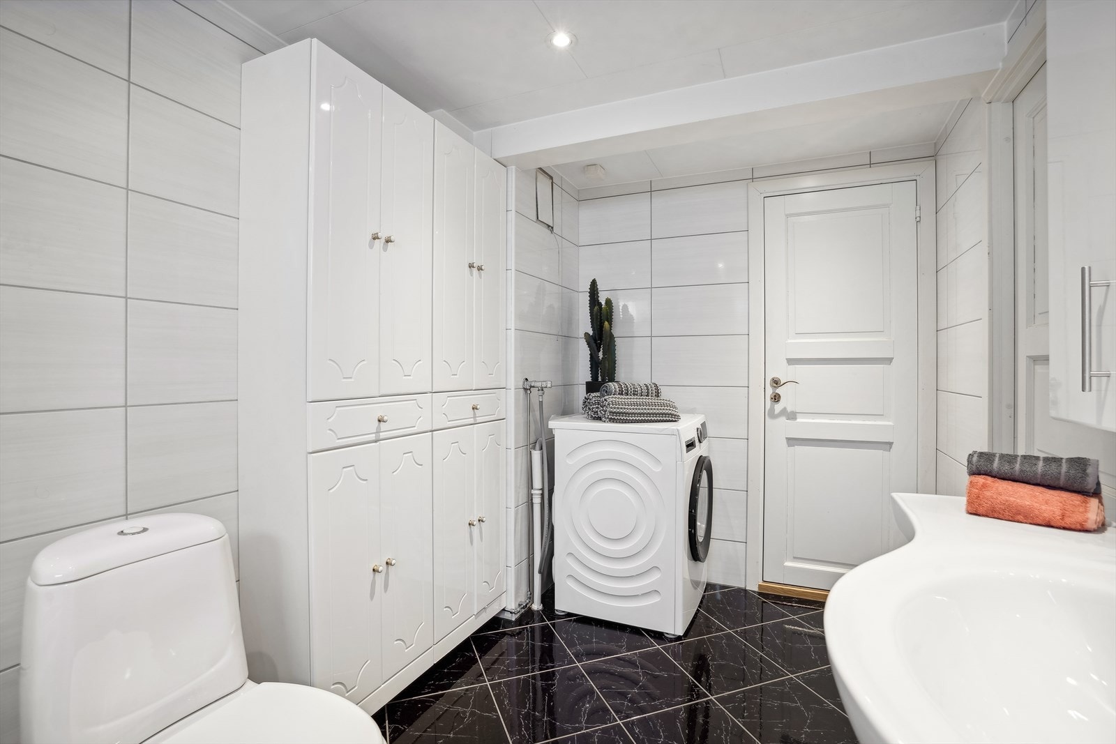 Badet er oppusset i 2015 og er innredet med klosett, servant med innredning og badekar. Det er opplegg for vaskemaskin og elektrisk styrt vifte. Galleribilde