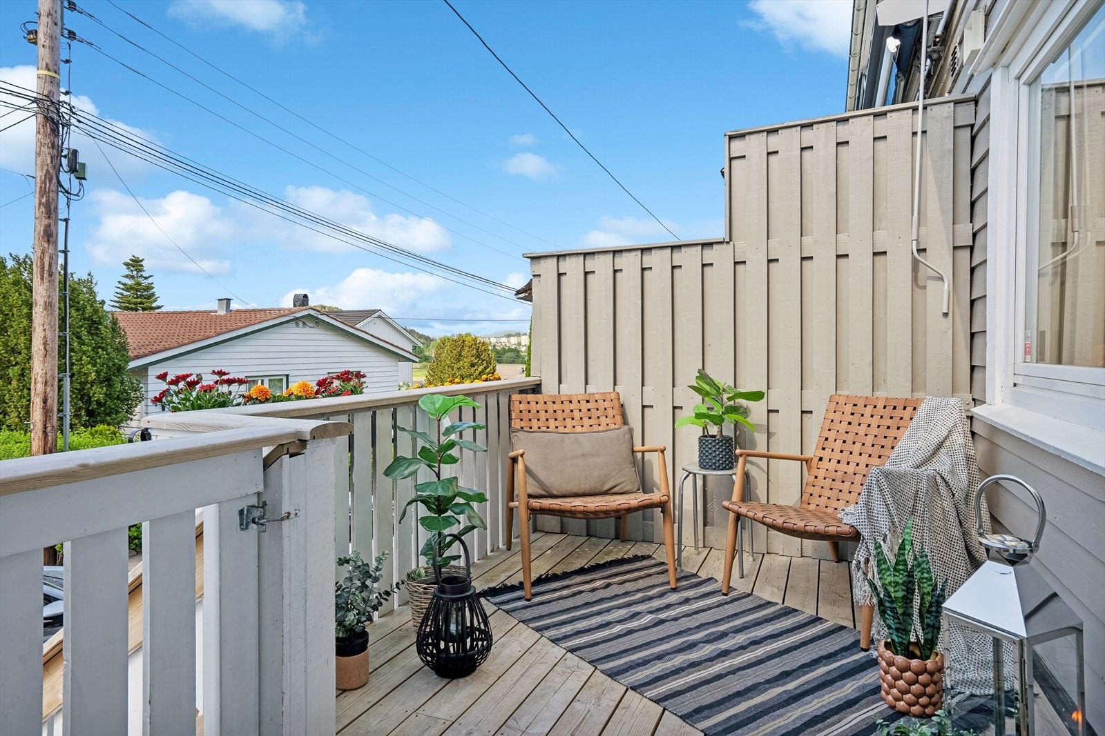 Tilgang til entreen fra nordvestvendt terrasse på på ca. 6 m² ved inngangsparti. Galleribilde