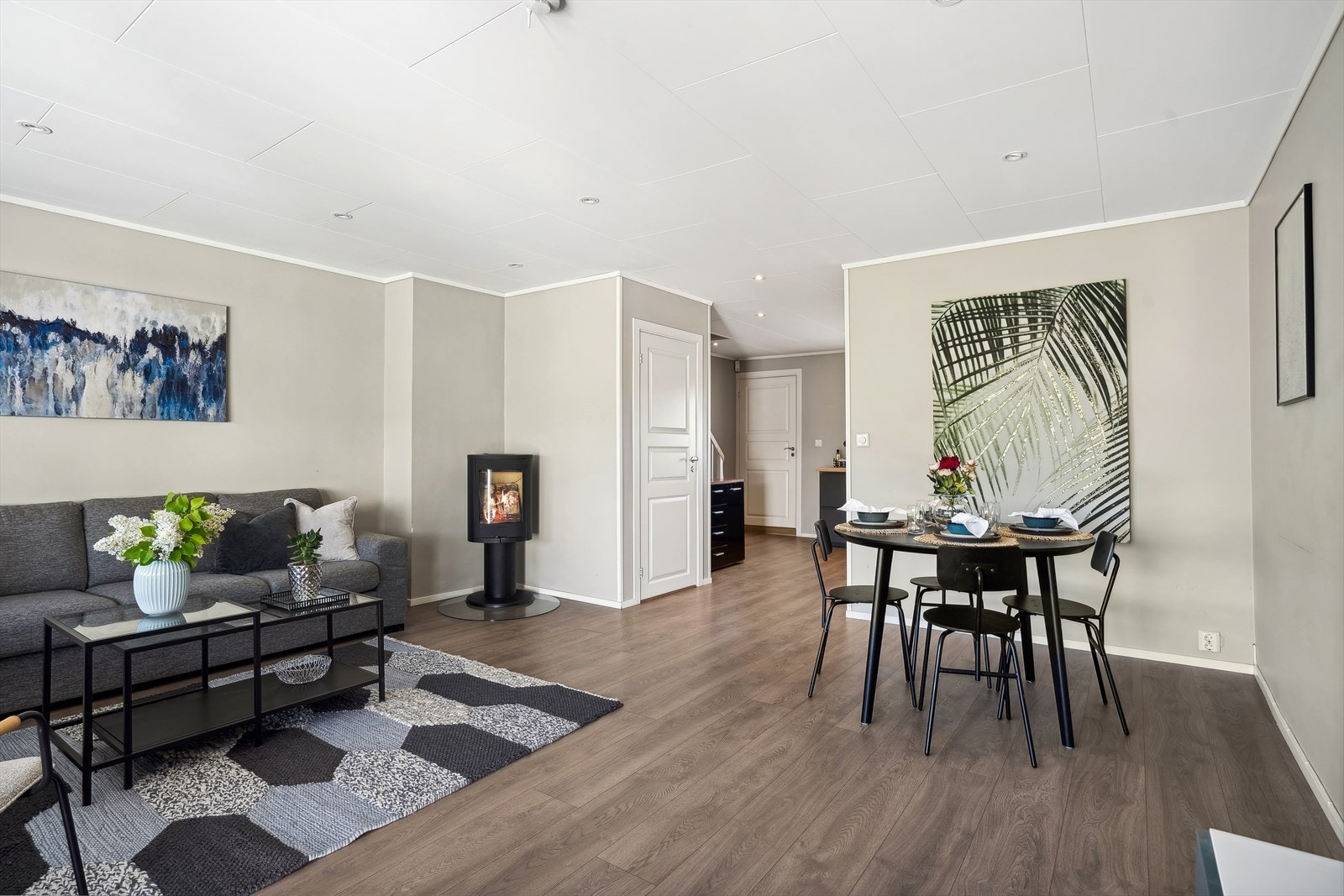 Boligens stue er lys og innbydende med moderne laminatgulv og innfelt downlights. Galleribilde