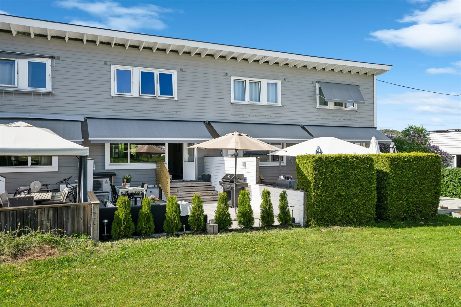 Eiendommen ligger i et barnevennlig område på Abildsø - et populært område som har gode oppvekstsvilkår. Boligen har nærhet til skoler, barnehager, Østensjøvannet, offentlig kommunikasjon, samt et rikt utvalg av fasiliteter og servicetilbud. Galleribilde