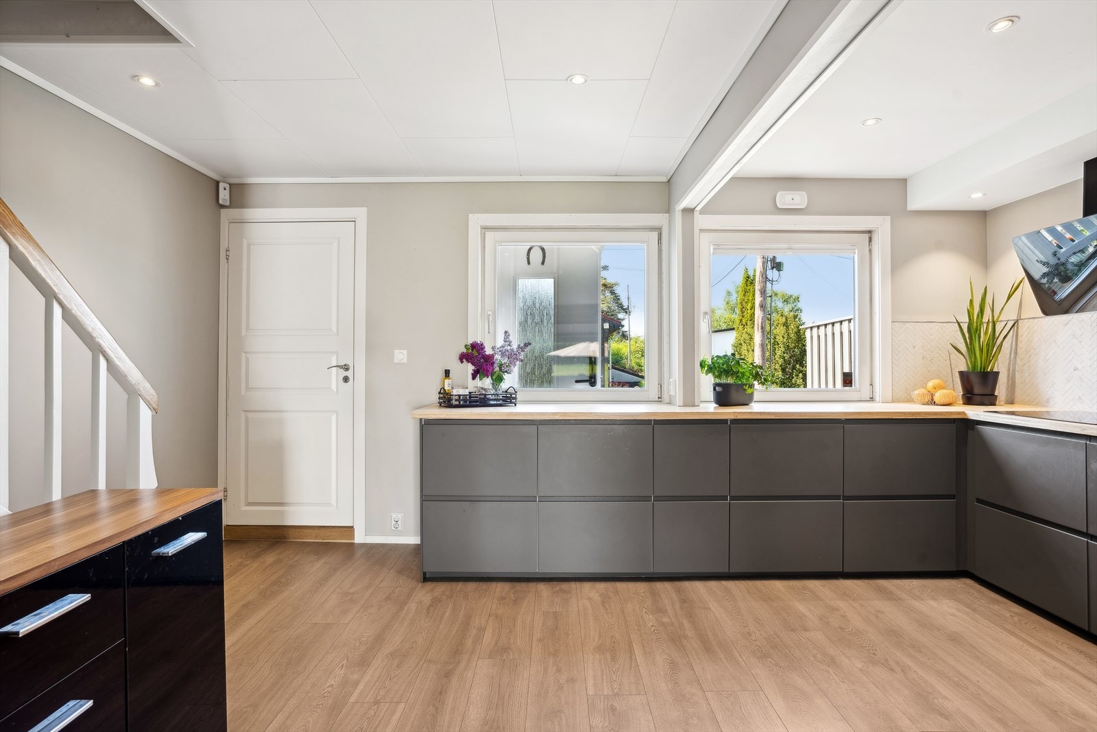 Integrert induksjonstopp, stekeovn, kjøl/fryseskap og oppvaskmaskin. Galleribilde