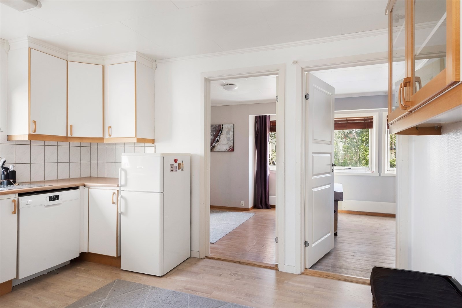 Kjøkkenet er utstyrt med frittstående hvitevarer som komfyr og oppvaskmaskin. Megler har ingen informasjon om tilstanden på hvitevarene. Galleribilde