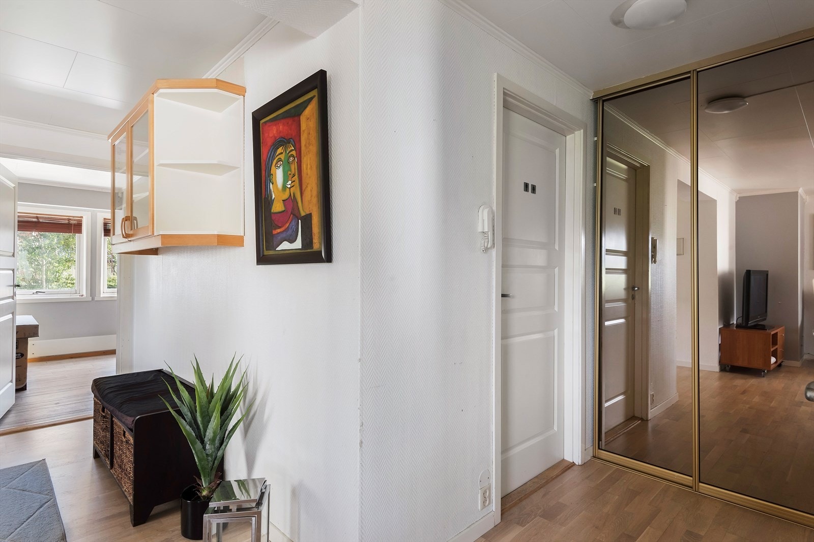 Leiligheten inneholder entré, bad/vaskerom, stue, kjøkken og 2 soverom. Galleribilde