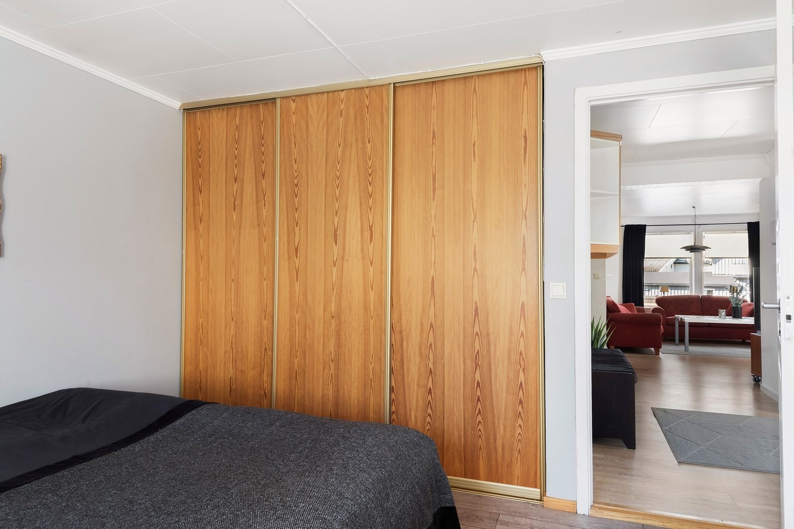 Soverommet har skyvedørsgarderobe Galleribilde