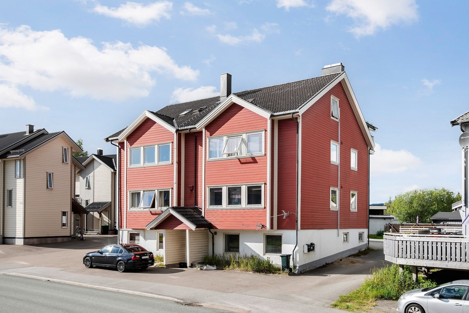 Leiligheten ligger i en høy 1. etasje, til høyre i bildet. Galleribilde