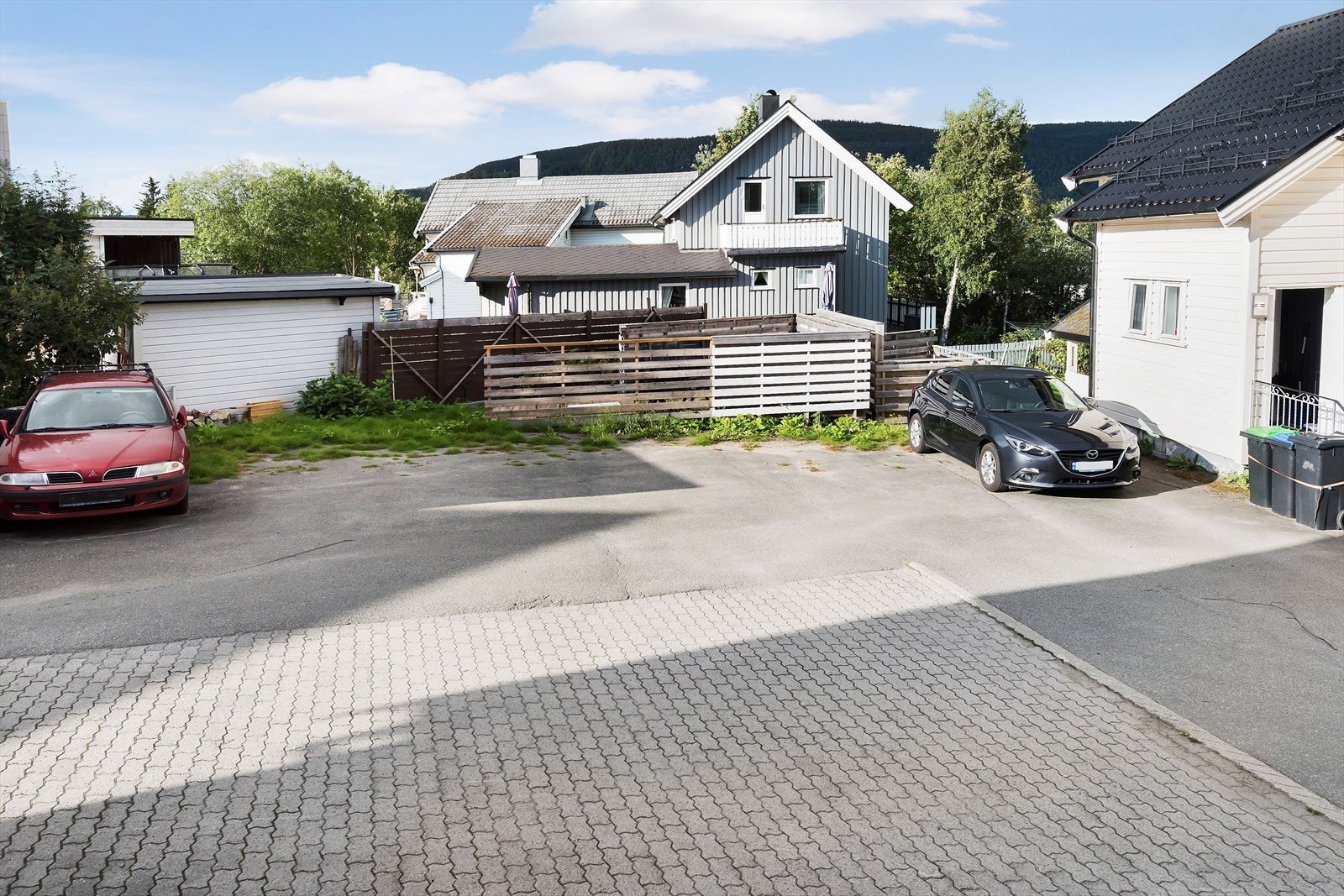 Det er opparbeidet 4 parkeringsplasser i bakgården til sameiet. Det er ingen vedtekter eller husordningsregler som sier noe om bruken av parkeringsplassene. Galleribilde
