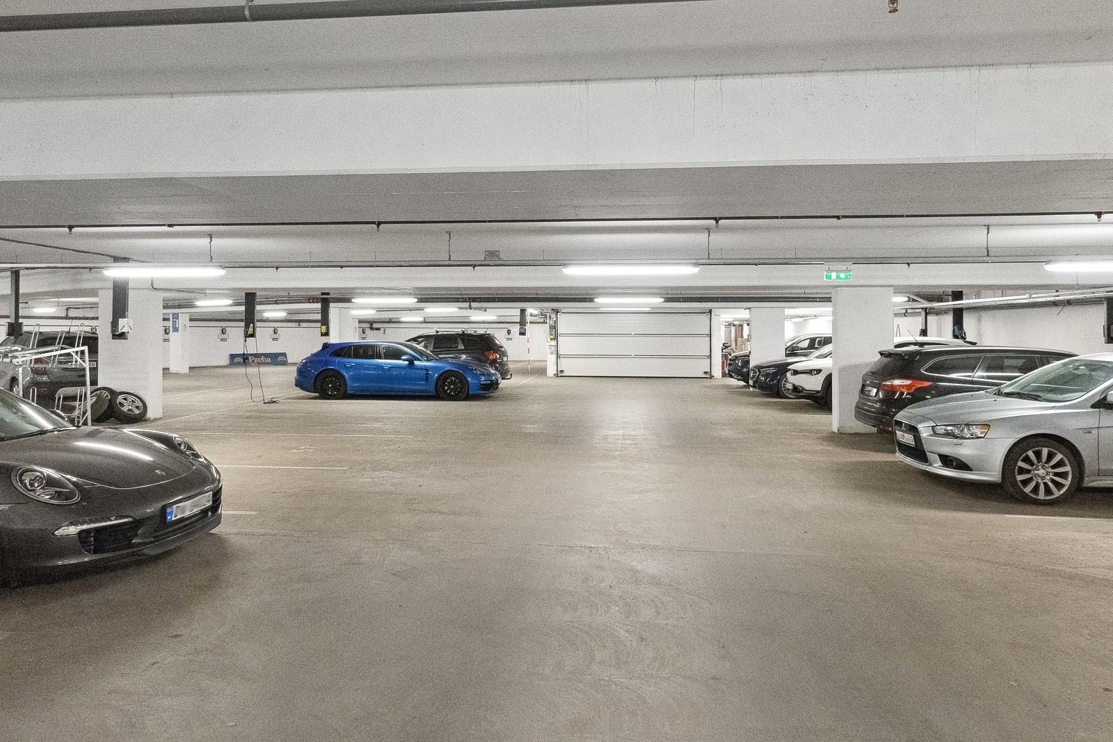 Mulig å leie garasjeplass med eller uten elbil lader. Galleribilde