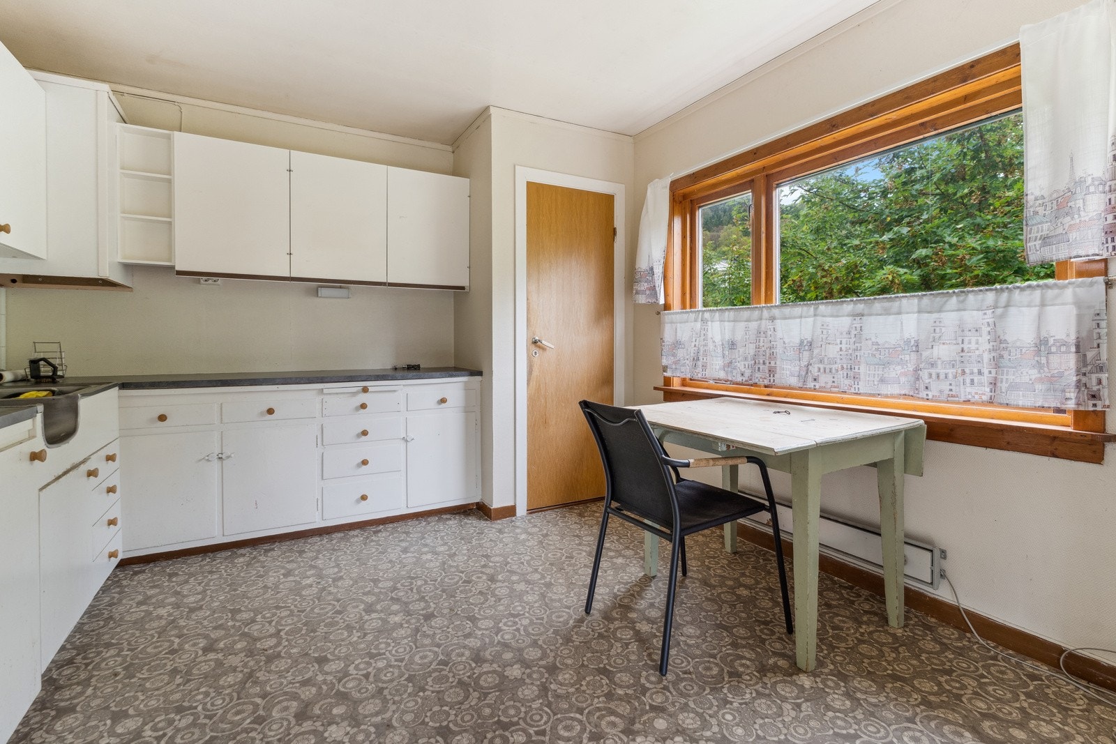 Kjøkken med lys innreiing og god skap- og benkeplass Galleribilde