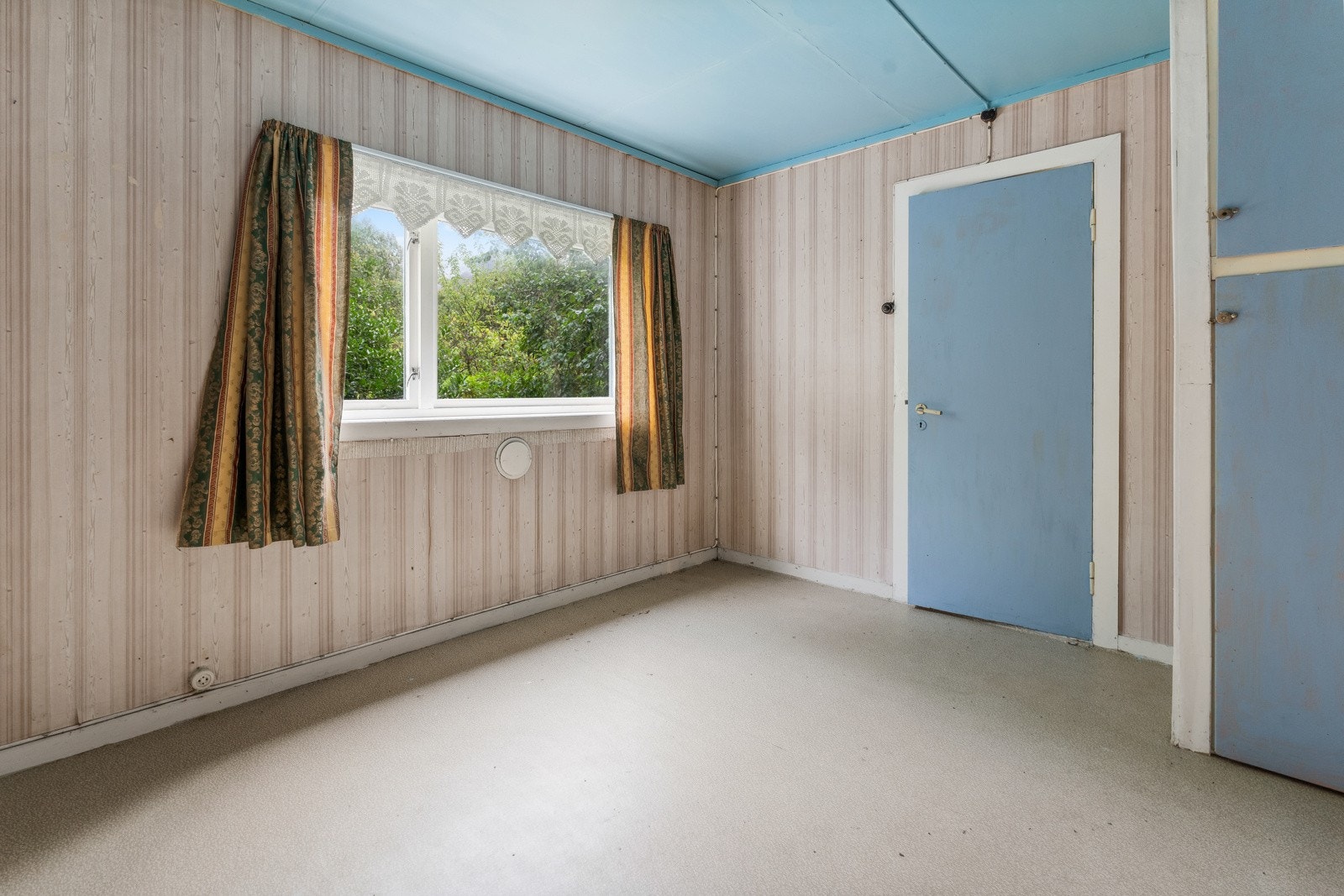 Plassbygde skap gjev plass til oppbevaring av kle og tilbehøyr Galleribilde