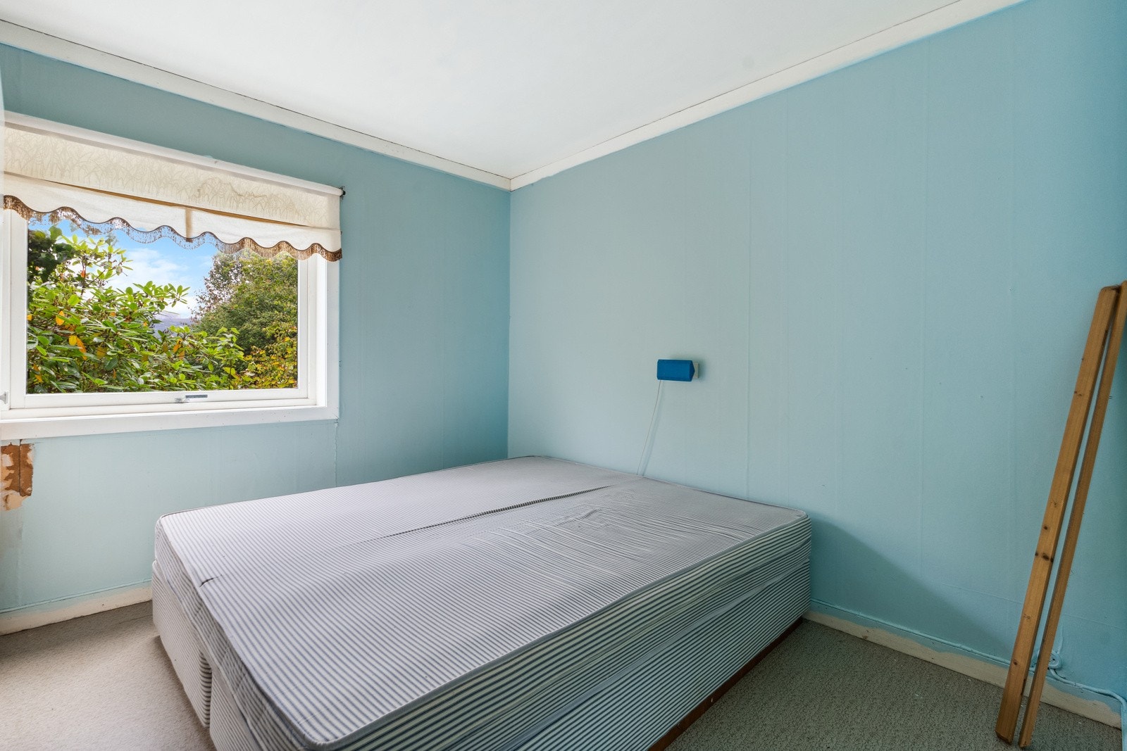 Eit romsleg soverom med gode møbleringsmoglegheiter Galleribilde