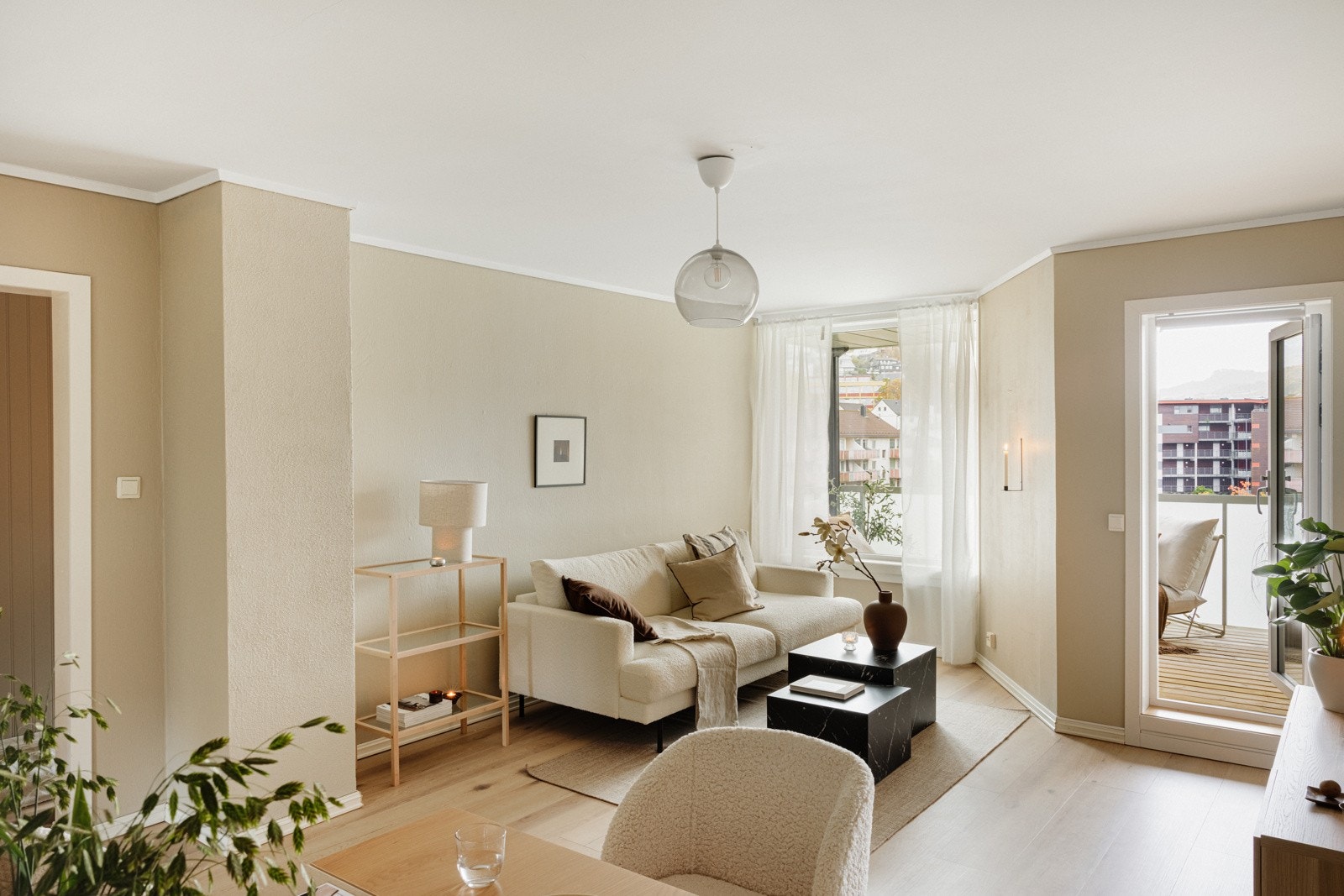 Vi beveger oss inn i stuen som måles til 24 kvm. Galleribilde