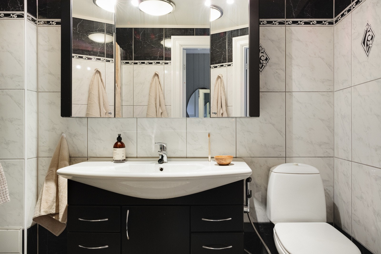 Badet måles til 3,7 kvm. og er pusset opp i 2006 ifølge tidligere salgsoppgave. Galleribilde