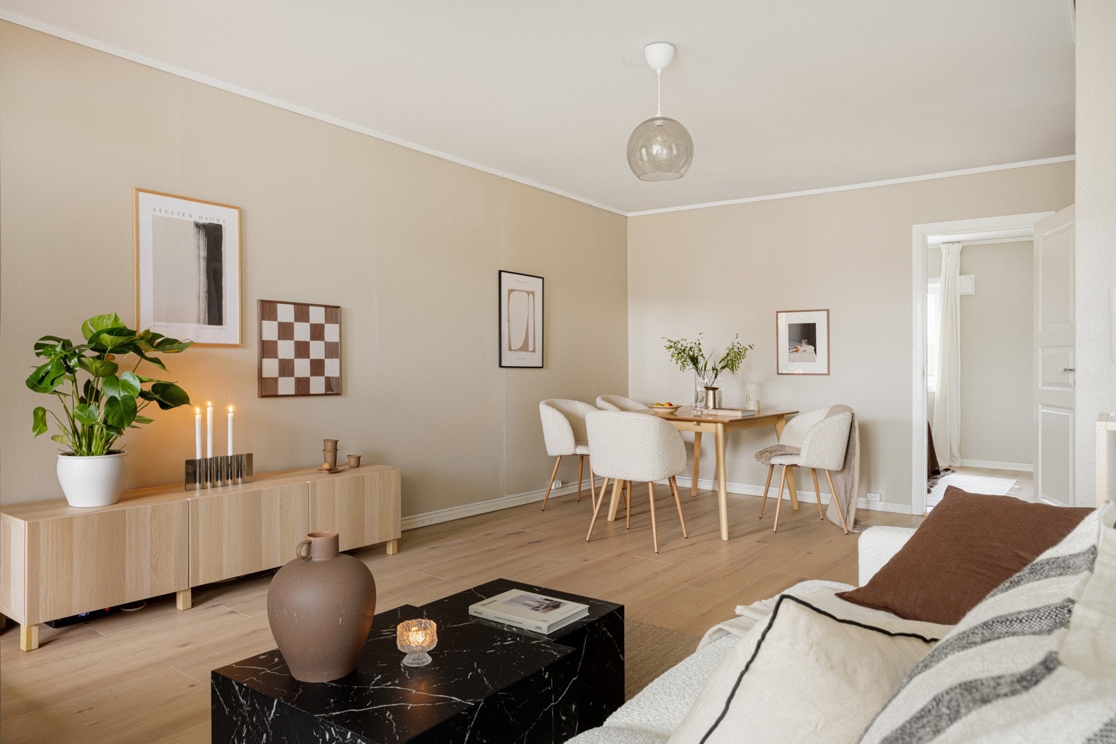 En har god plass til den favoriserte sofakroken og en spisegruppe. Galleribilde