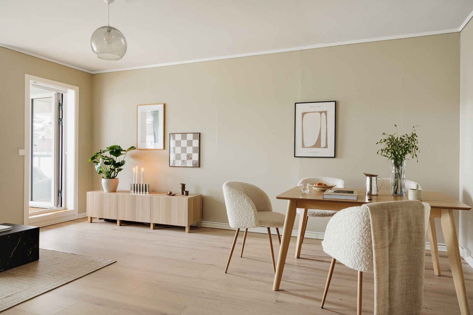 Grunnet stuens størrelse og planløsning er det god plass til å møblere i forskjellige soner. Galleribilde