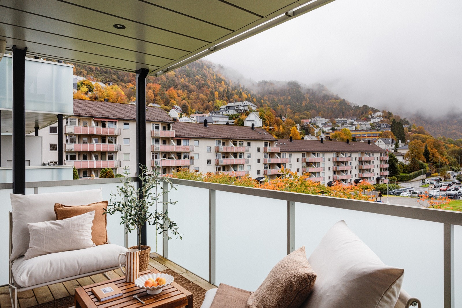 Balkongen måles til 10 kvm. og har god plass til en koselig sittegruppe. Galleribilde