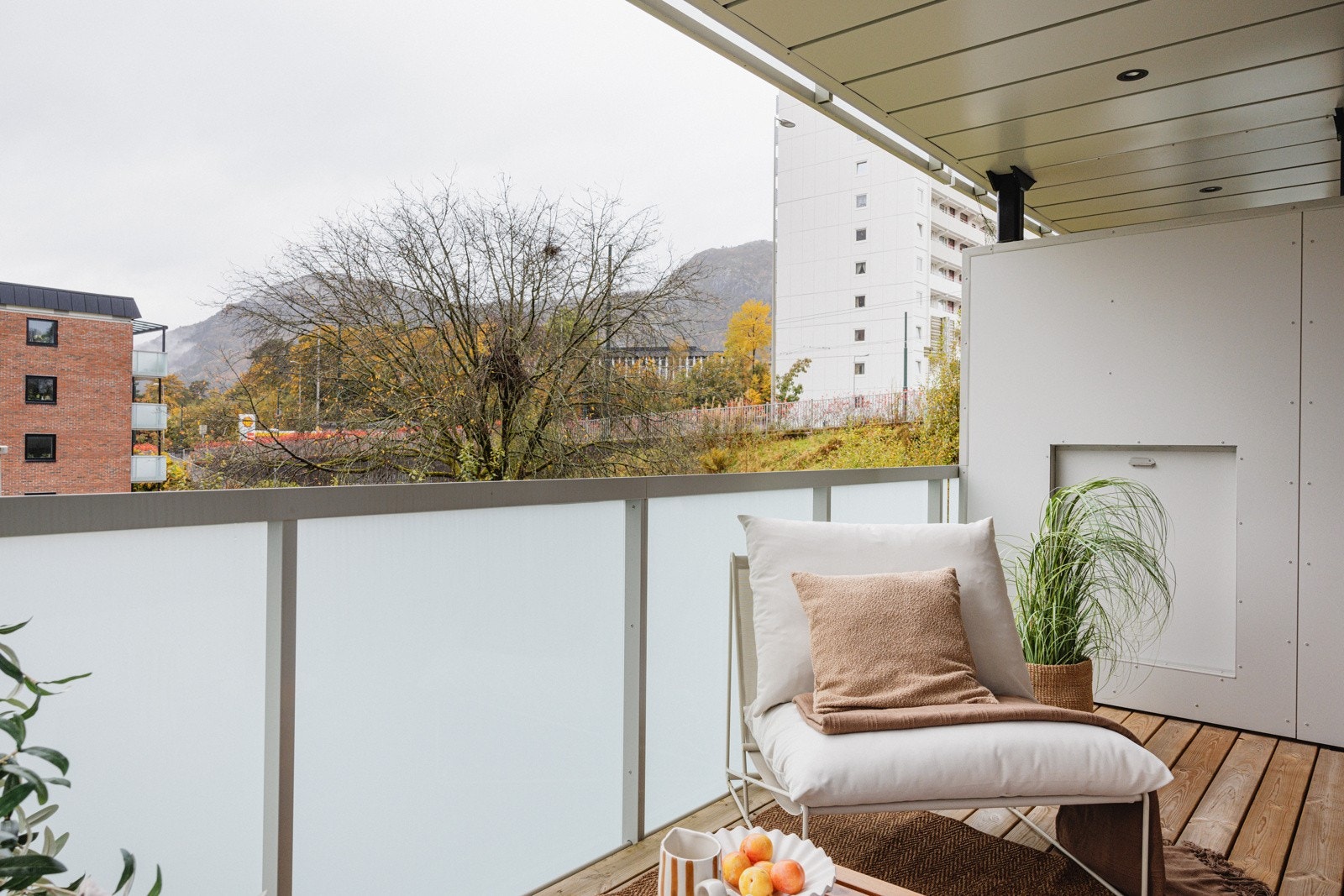 Balkongene er pusset opp i 2021/2022 og har dermed blitt utvidet, fått nye rekkverk av glass og spotter i tak. Galleribilde