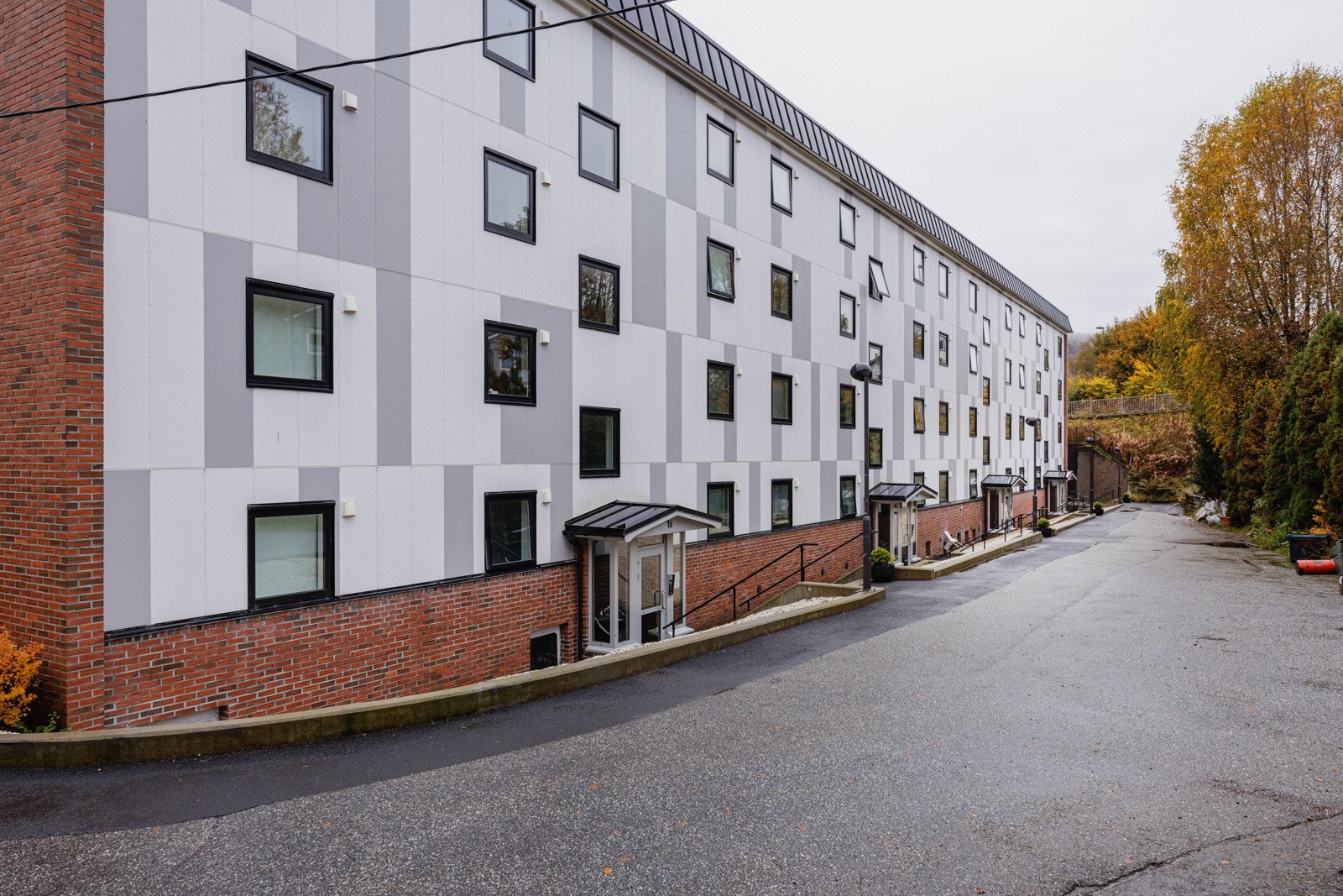 Beliggenheten er svært sentral med gangavstand til dagligvarebutikk og gode kollektivtilbud. Galleribilde