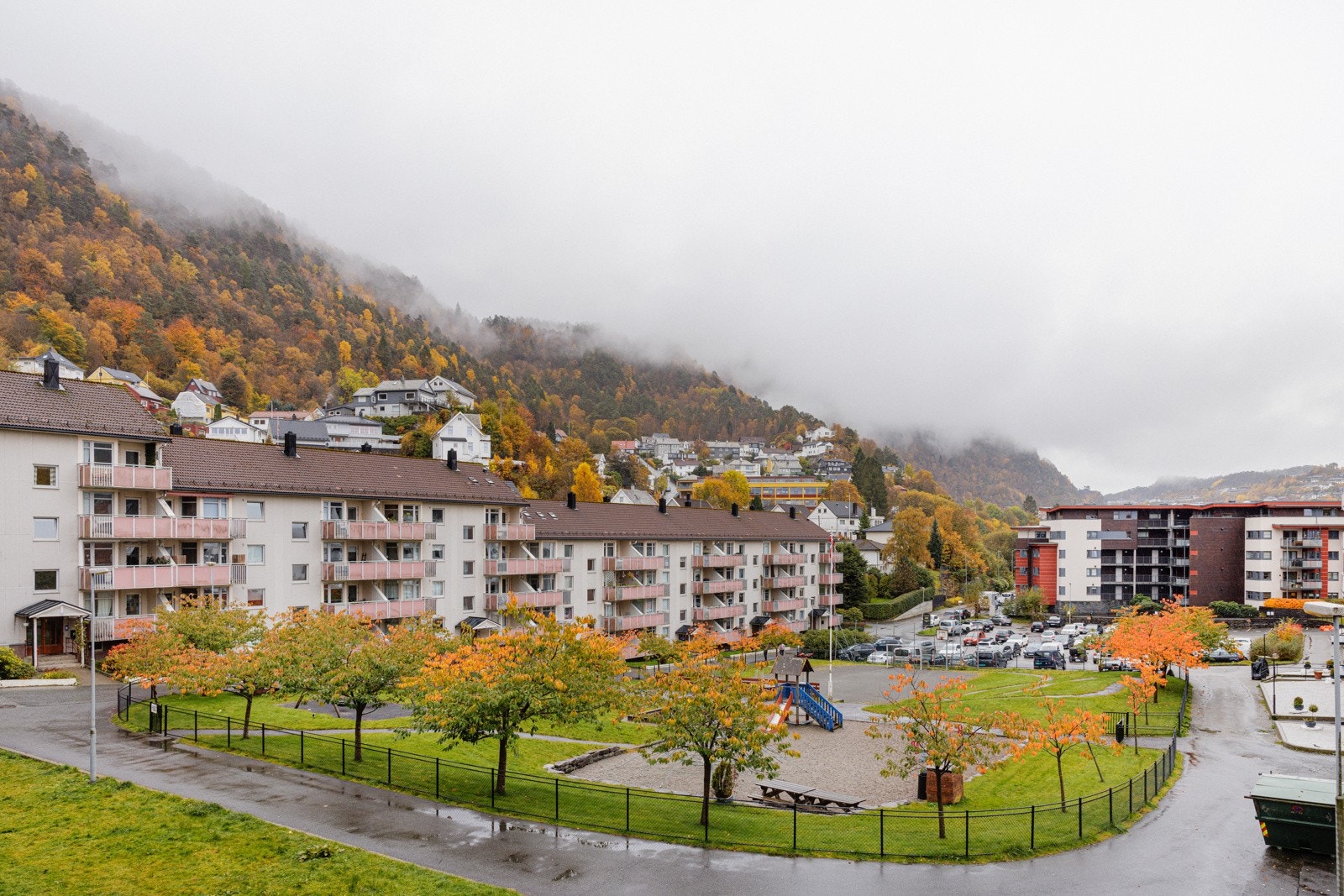 Fra balkongen har man en koselig utsikt over nærområdet, Damsgårsfjellet og Lyderhornsfjellet. Galleribilde