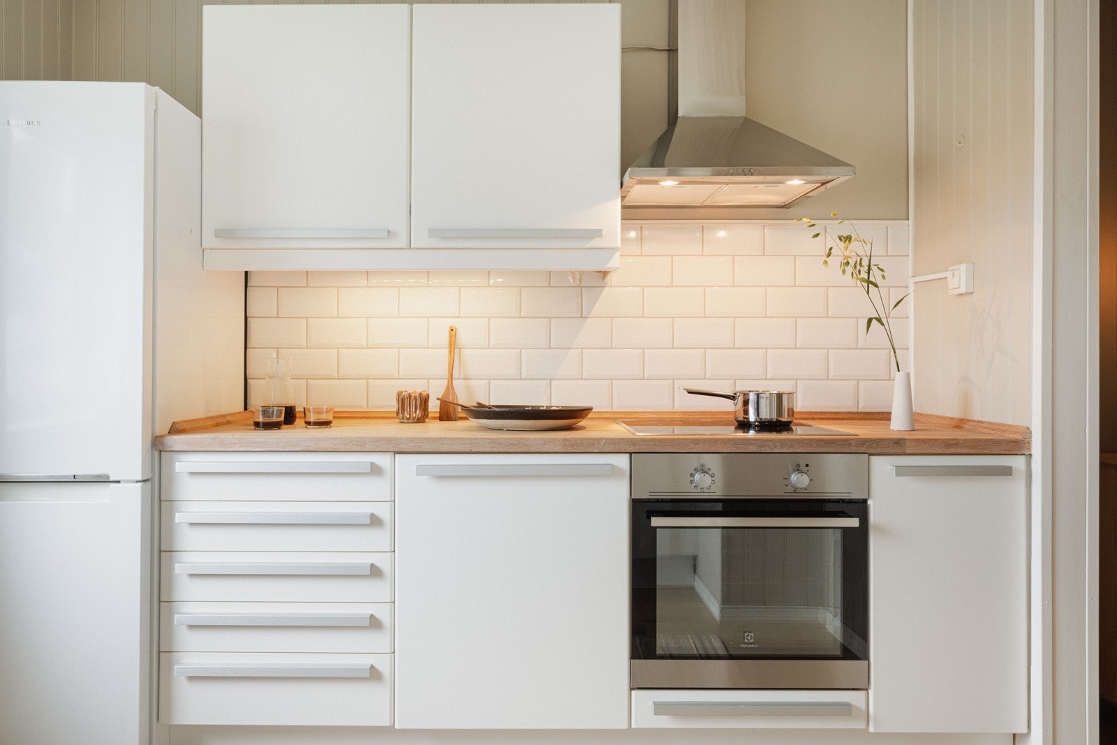 Det er godt med oppbevaringsplass i skuffer og skap, samt arbeidsplass på benkeplaten. Galleribilde