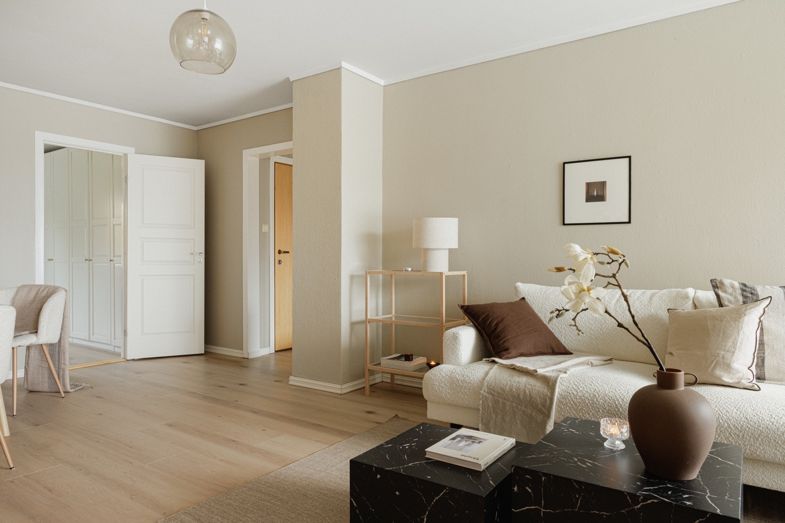 Leiligheten er malt i tidløse fager og har en gjennomgående god standard. Galleribilde