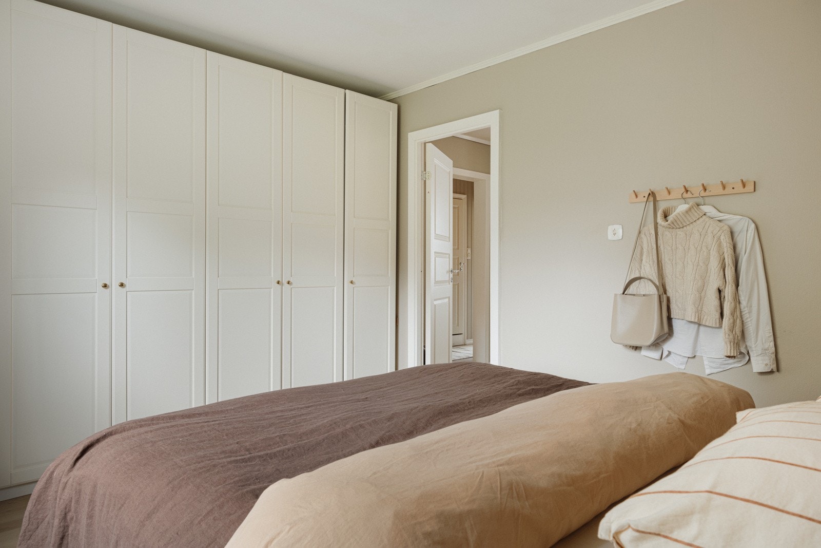 Her har man god plass til en stor seng med nattbord på hver side. Galleribilde