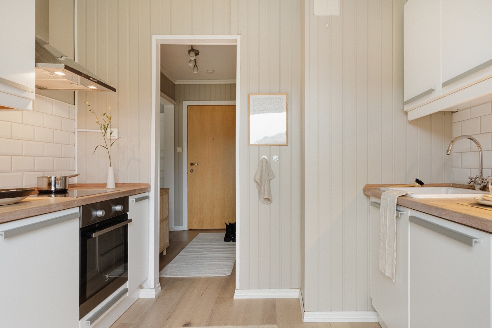 Av hvitevarer er stekeovn og platetopp integrert. Oppvaskmaskin og kjøleskap er frittstående, og medfølger handelen. Galleribilde