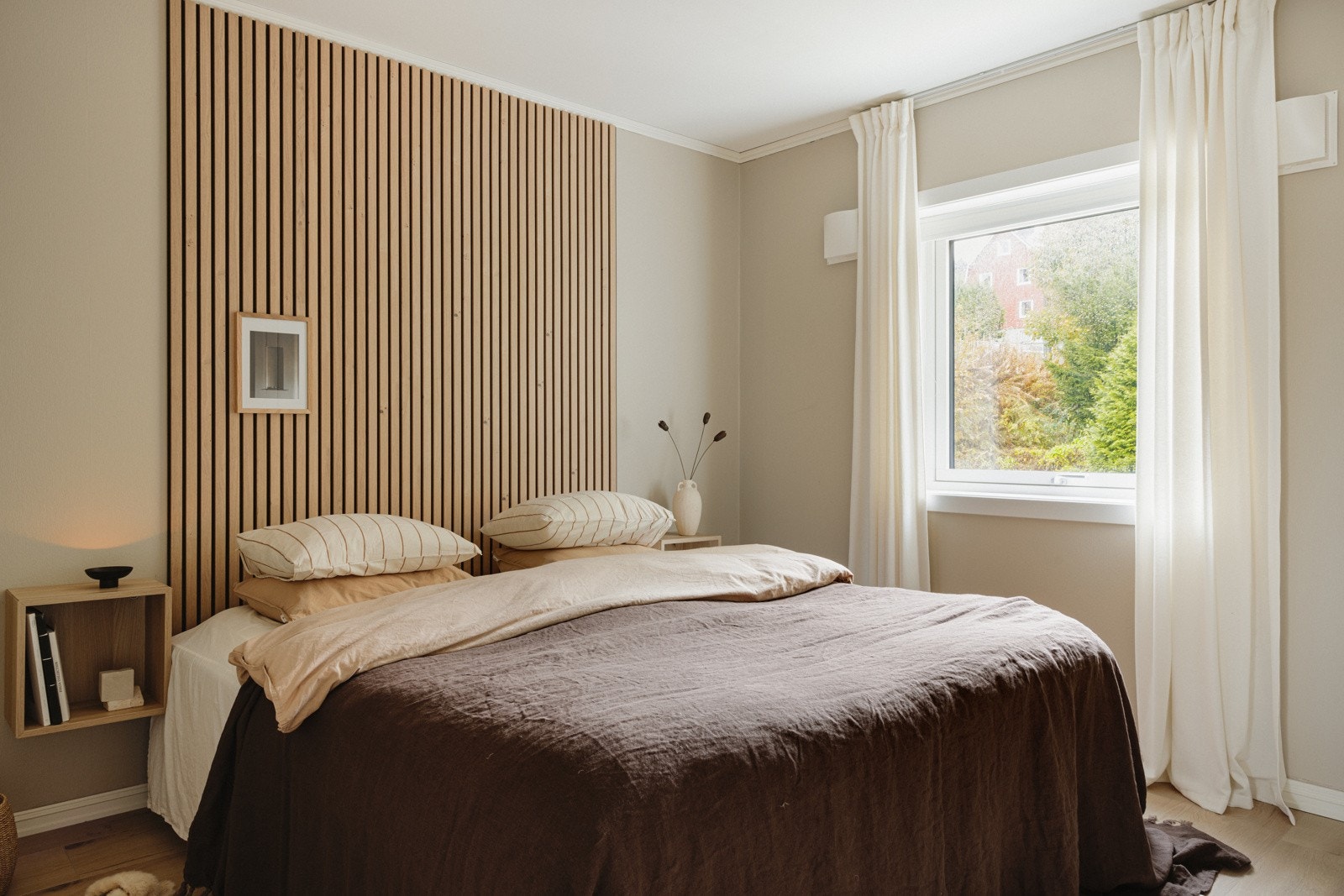 Fra stuen beveger vi oss inn på det romslige soverommet som måles til 13,2 kvm. Galleribilde