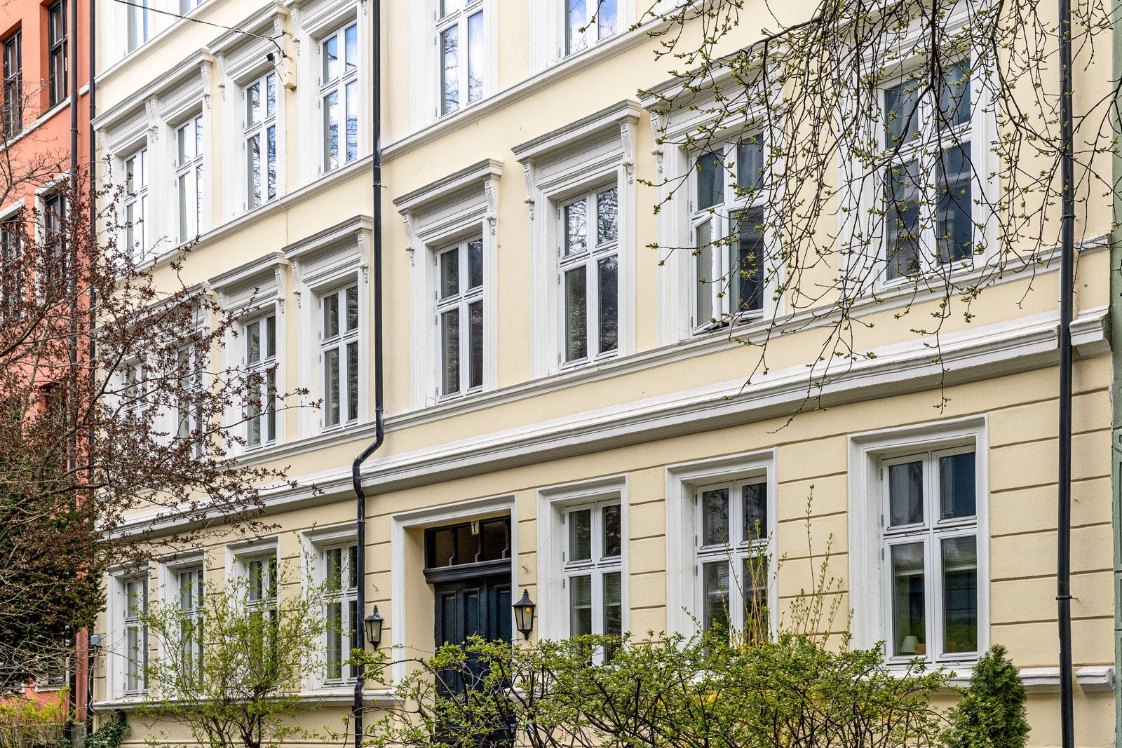 Fasaden ut mot Iduns gate er i klassisk stil. Galleribilde