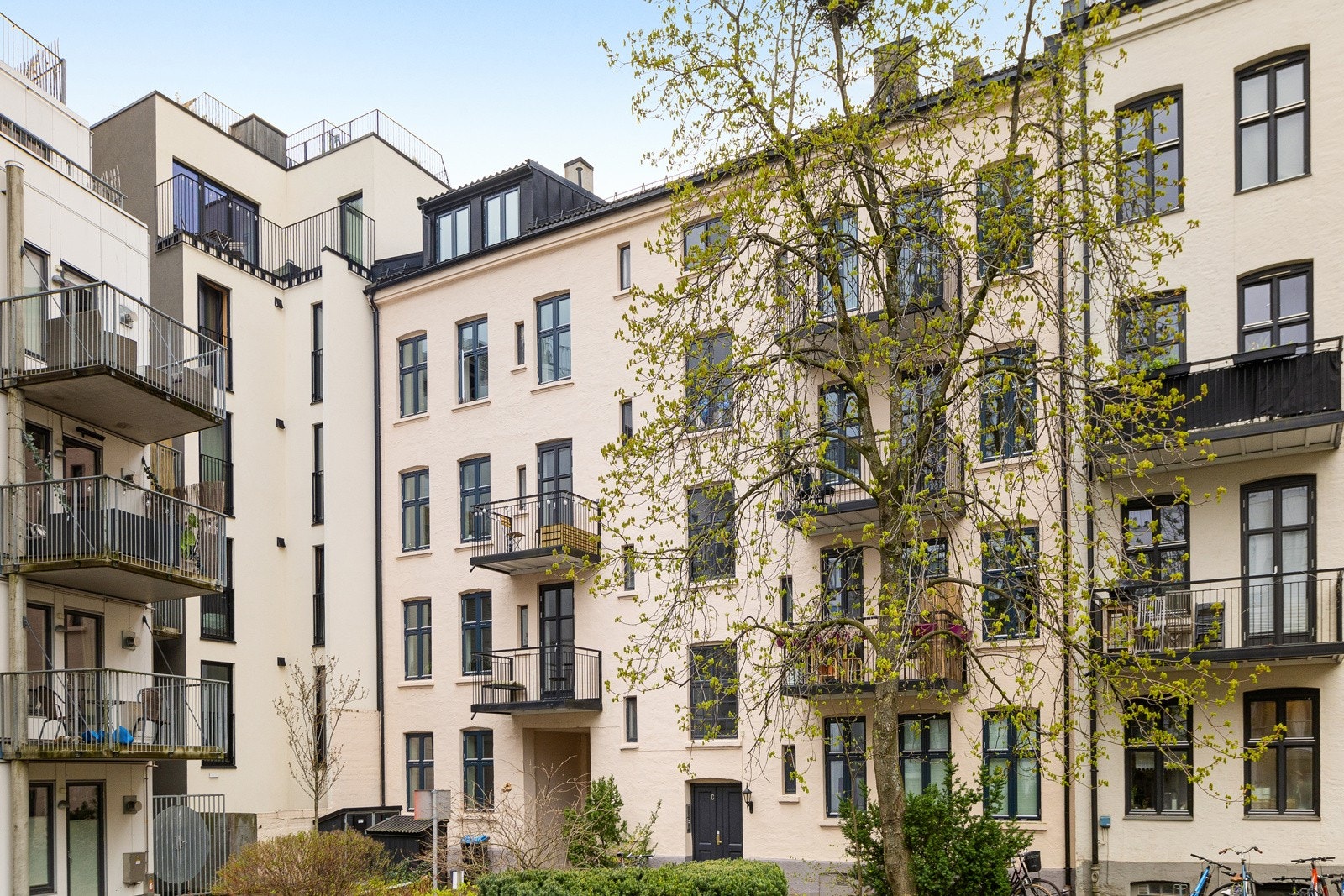 Fasaden sett fra indre gårdsrom. Galleribilde